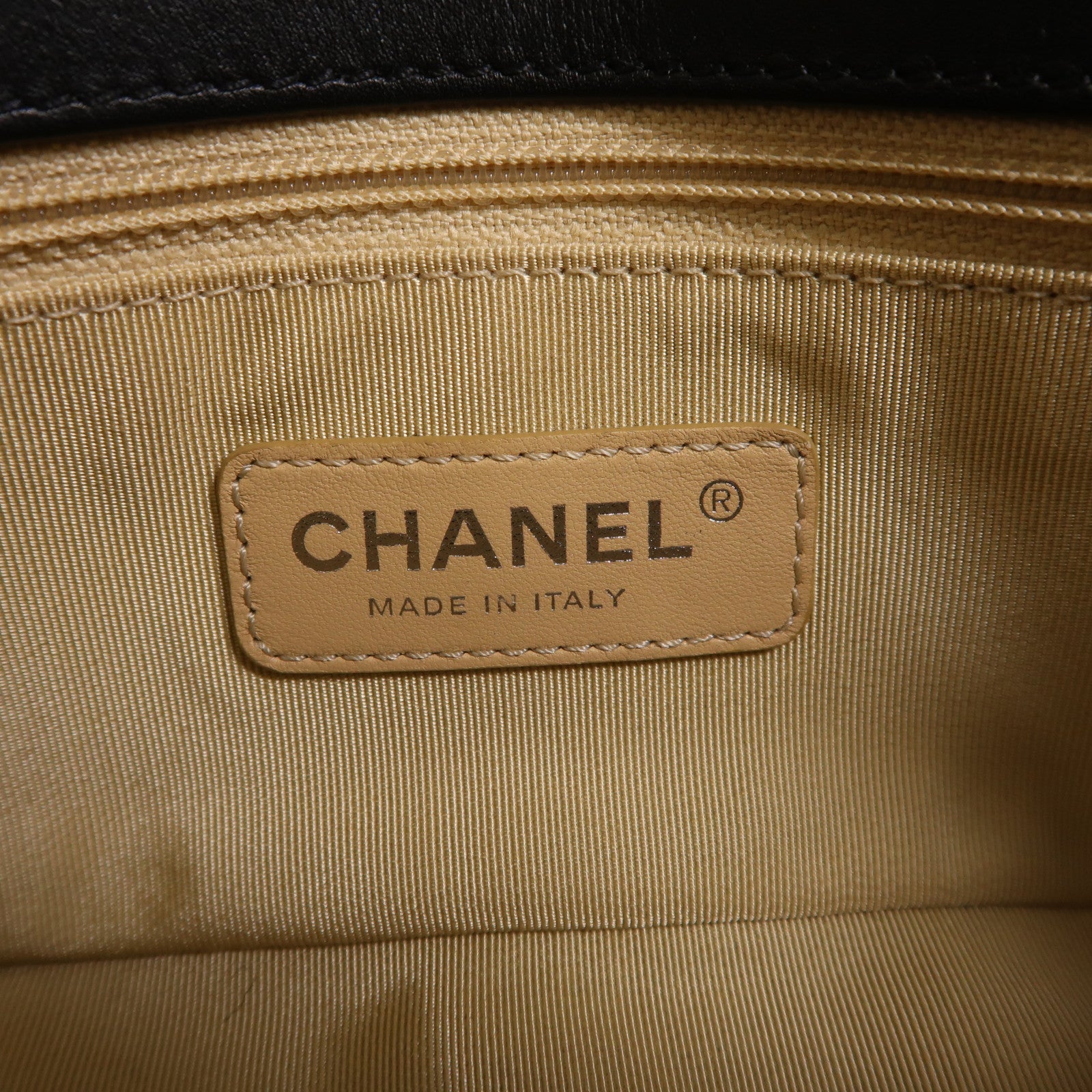 CHANEL 漆皮皮革Coco Boy Flap Bag銀扣鏈帶肩背袋