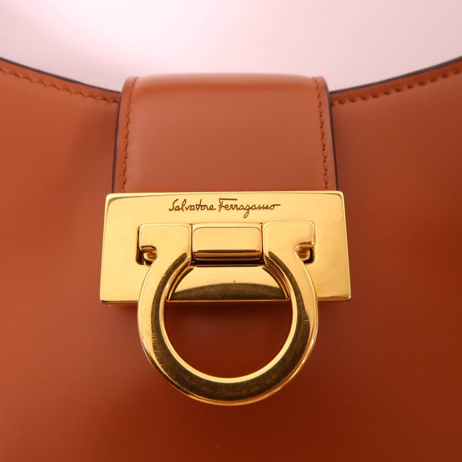 Salvatore Ferragamo 牛皮皮革Shoulder Bag金扣肩背袋