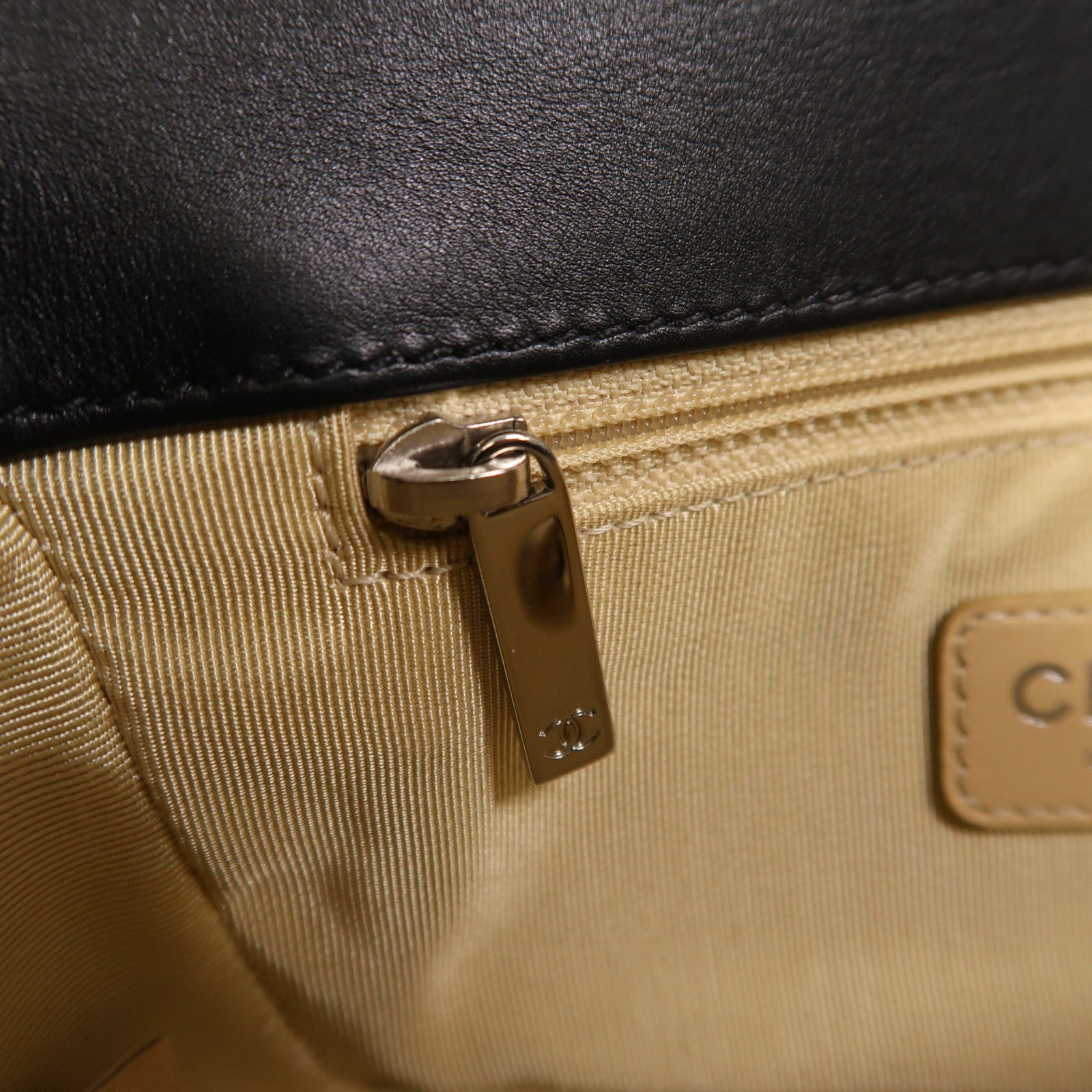 CHANEL 漆皮皮革Coco Boy Flap Bag銀扣鏈帶肩背袋