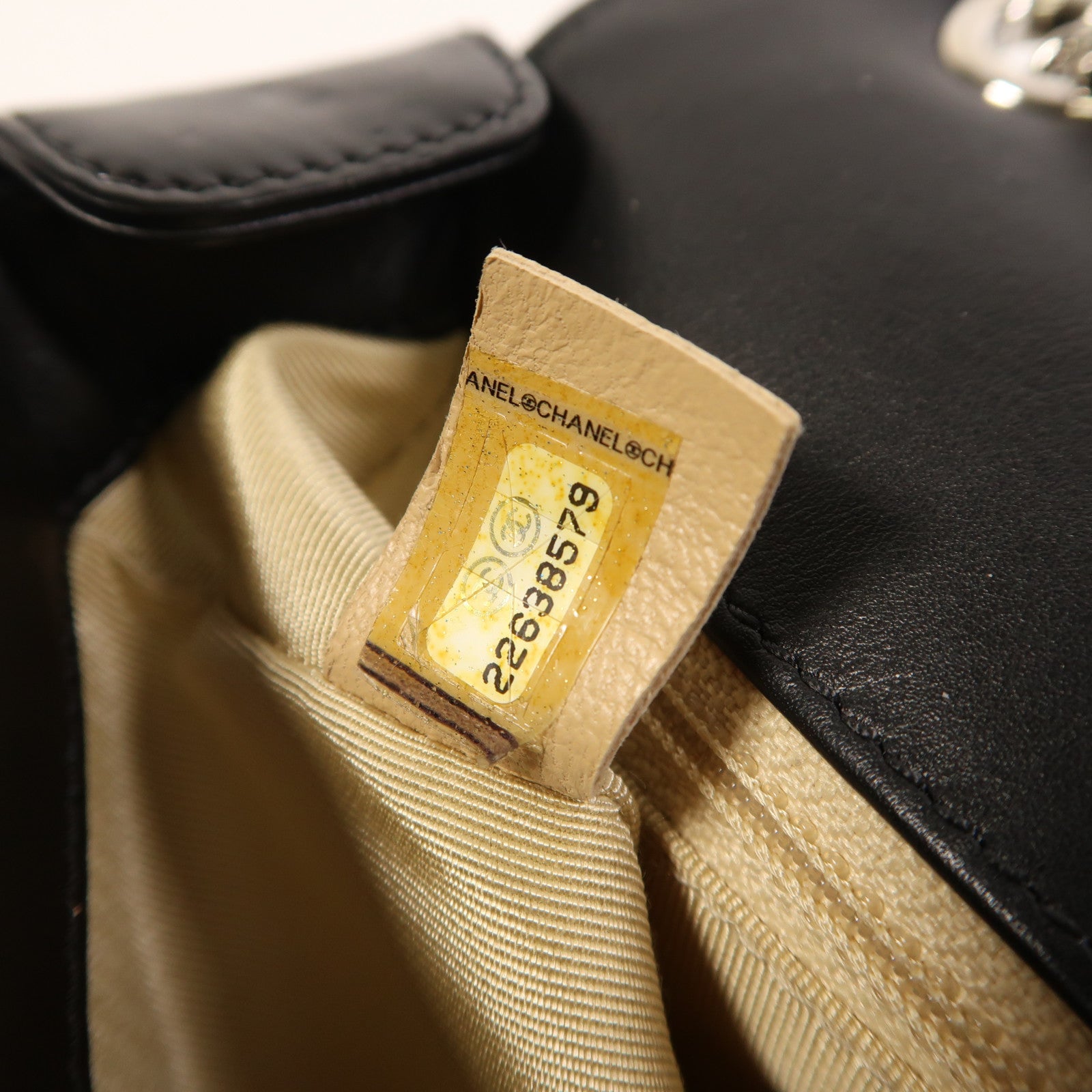 CHANEL 漆皮皮革Coco Boy Flap Bag銀扣鏈帶肩背袋