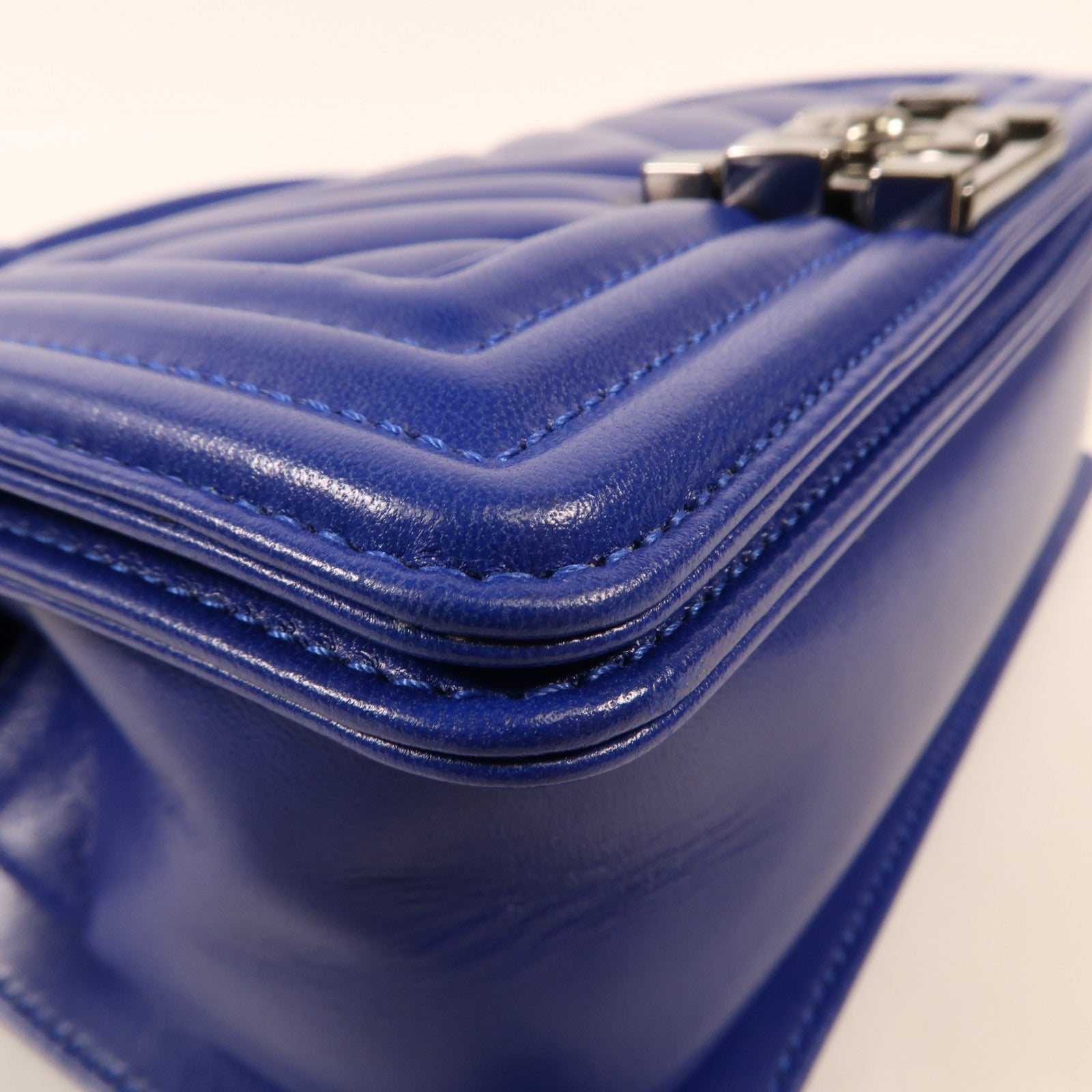 CHANEL 牛皮皮革Boy Chanel 20cm銀扣鏈帶肩背袋