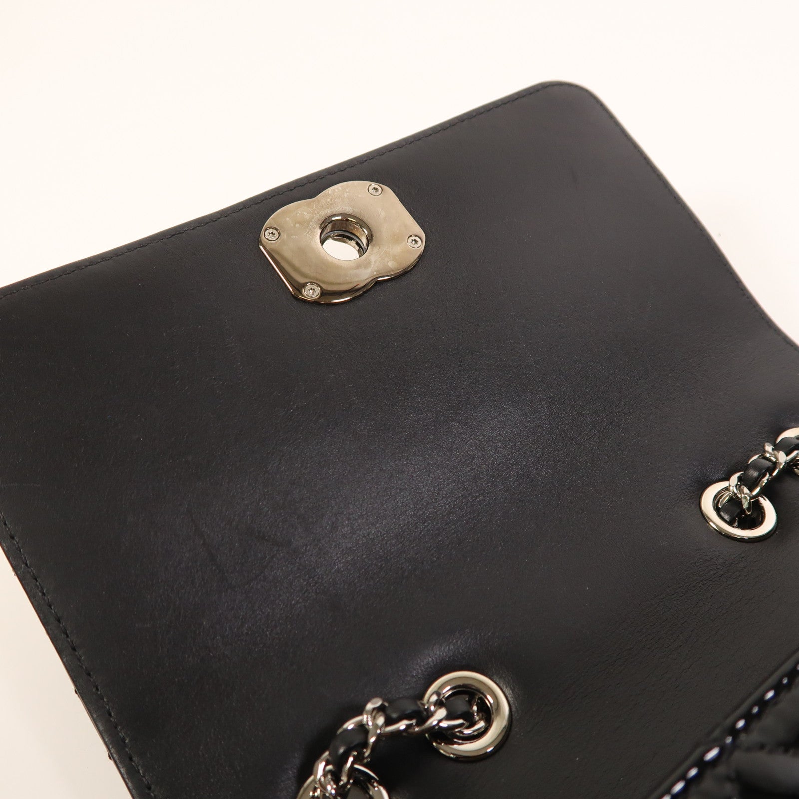 CHANEL 漆皮皮革Coco Boy Flap Bag銀扣鏈帶肩背袋