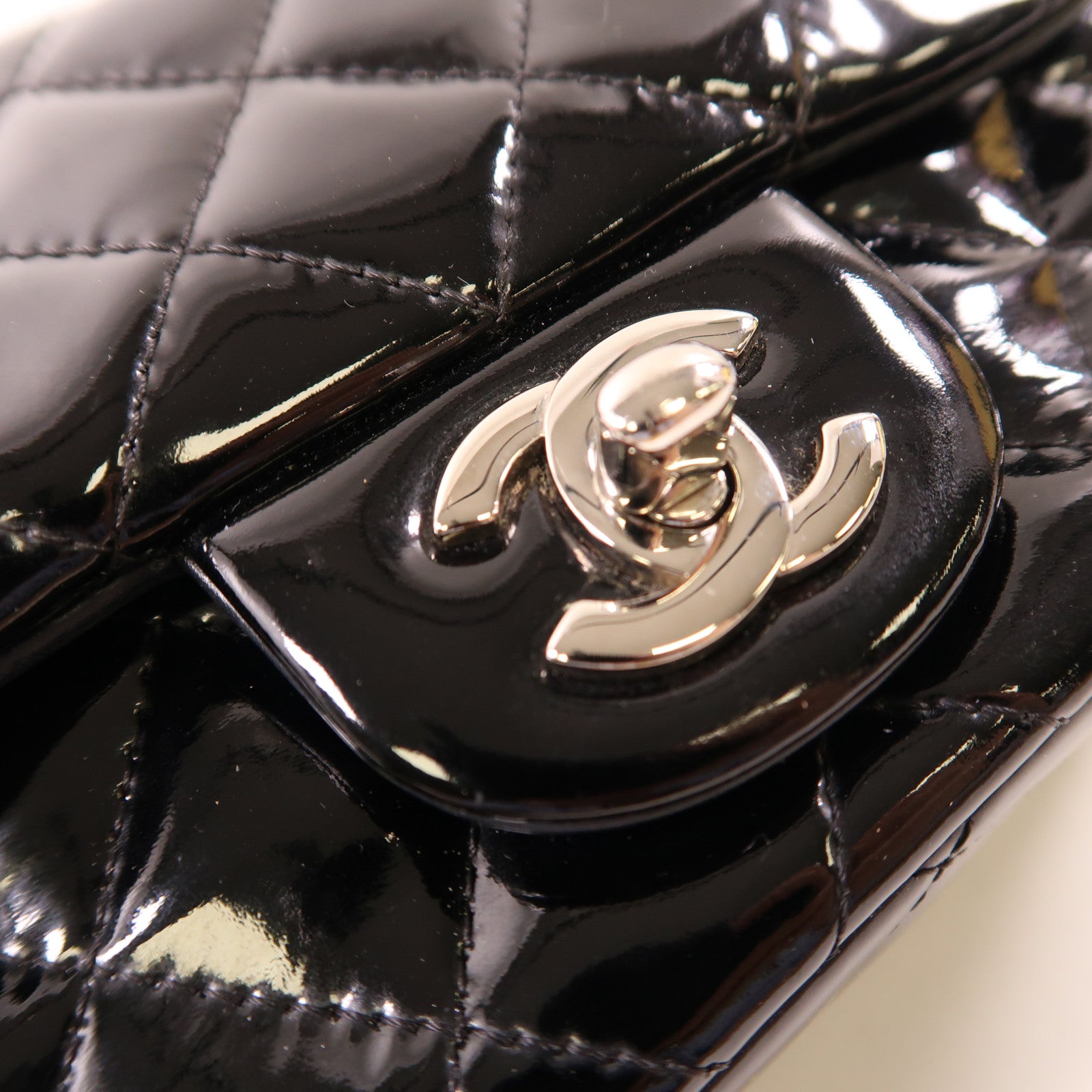 CHANEL 漆皮皮革Classic 17銀扣鏈帶肩背袋