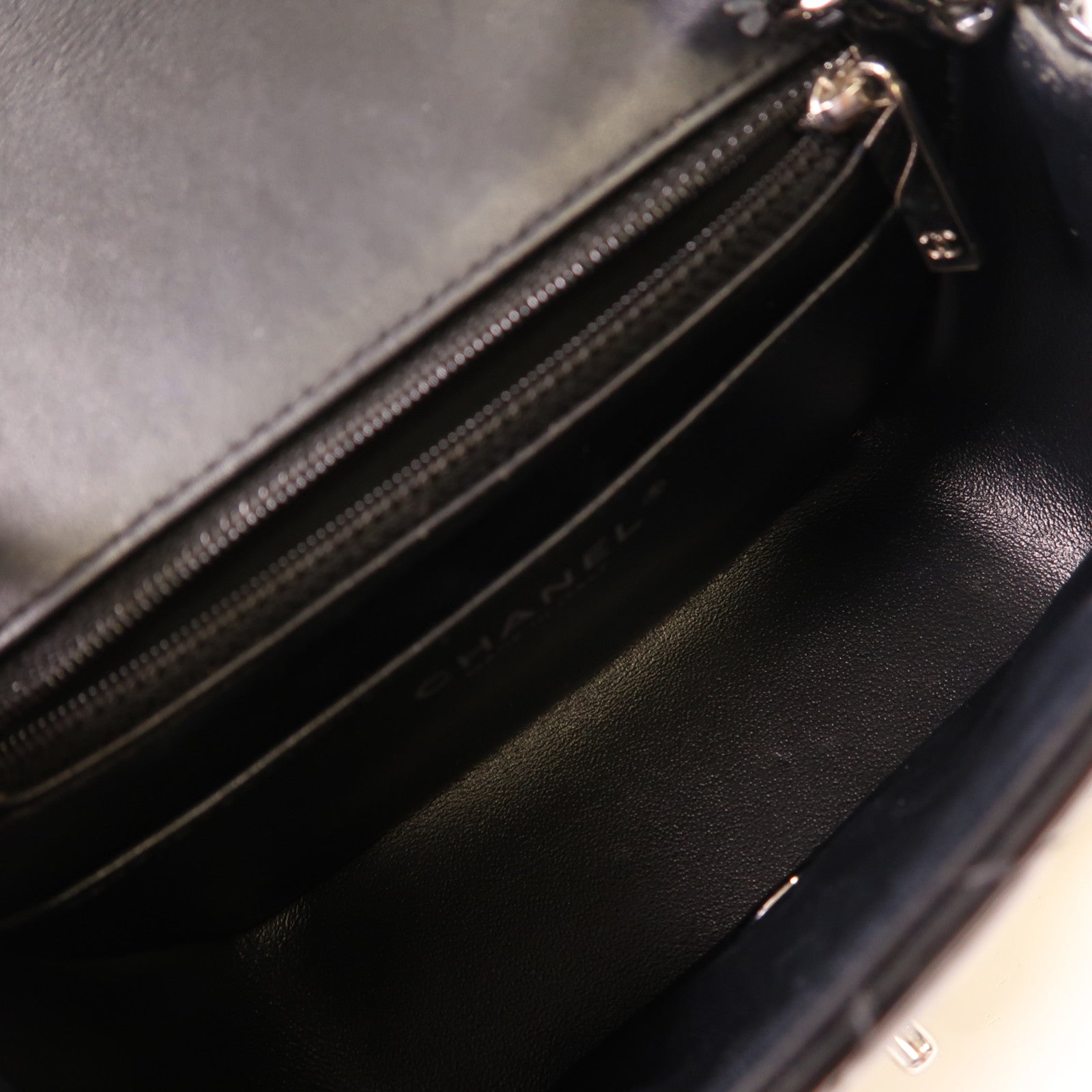 CHANEL 漆皮皮革Classic 17銀扣鏈帶肩背袋