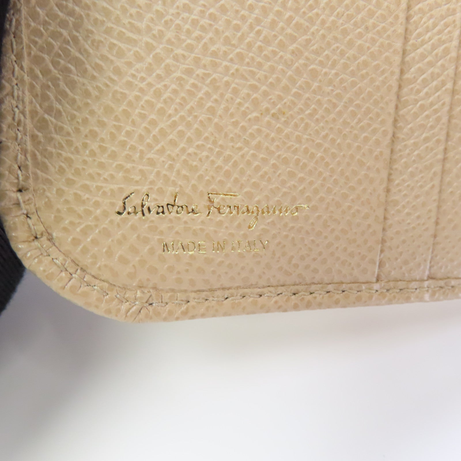 Salvatore Ferragamo 牛皮皮革Zipped Wallet金扣錢包米色