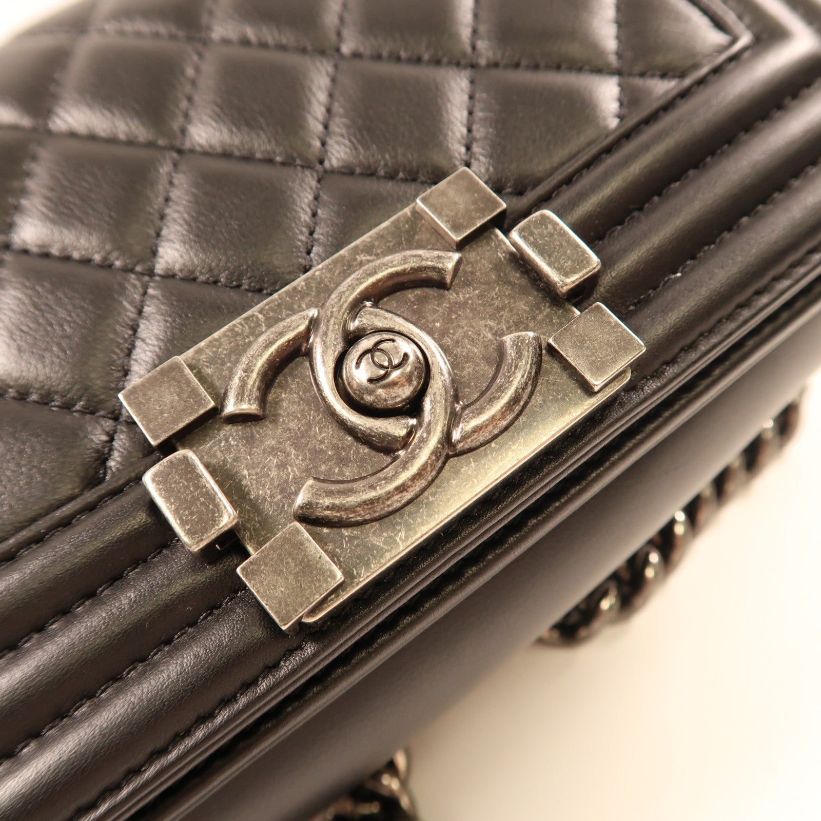 CHANEL 牛皮皮革Boy Chanel 20銀扣鏈帶肩背袋黑色