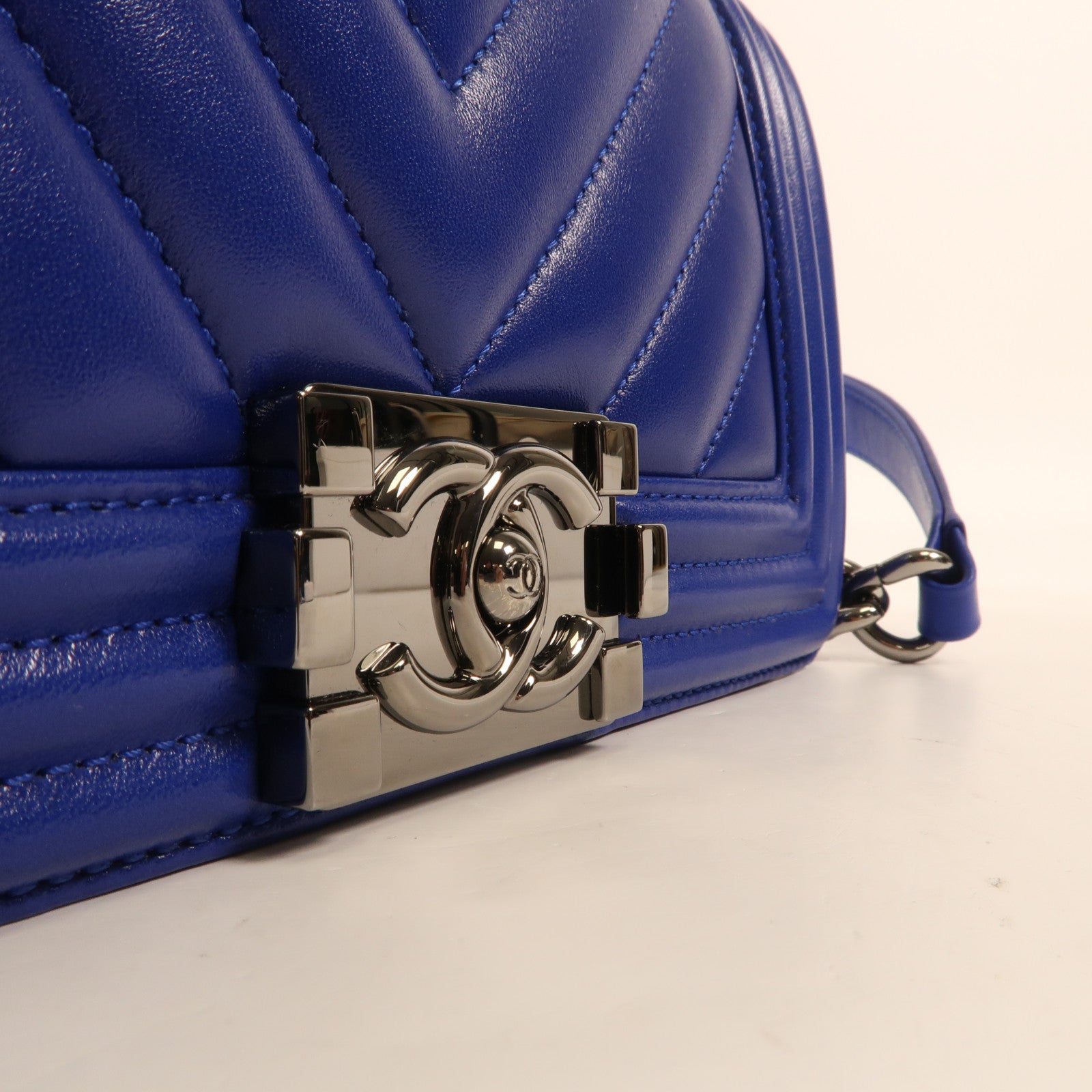 CHANEL 牛皮皮革Boy Chanel 20cm銀扣鏈帶肩背袋