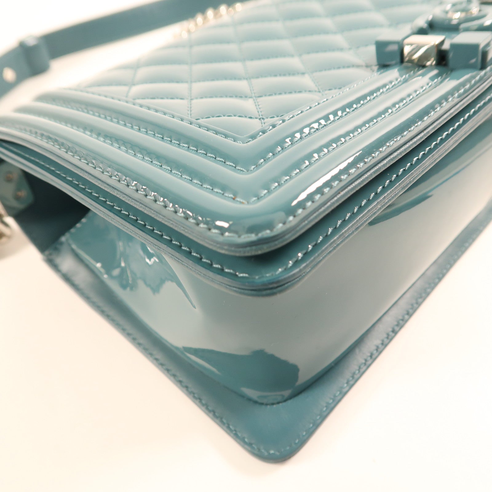 CHANEL 漆皮皮革Boy 25銀扣鏈帶肩背袋