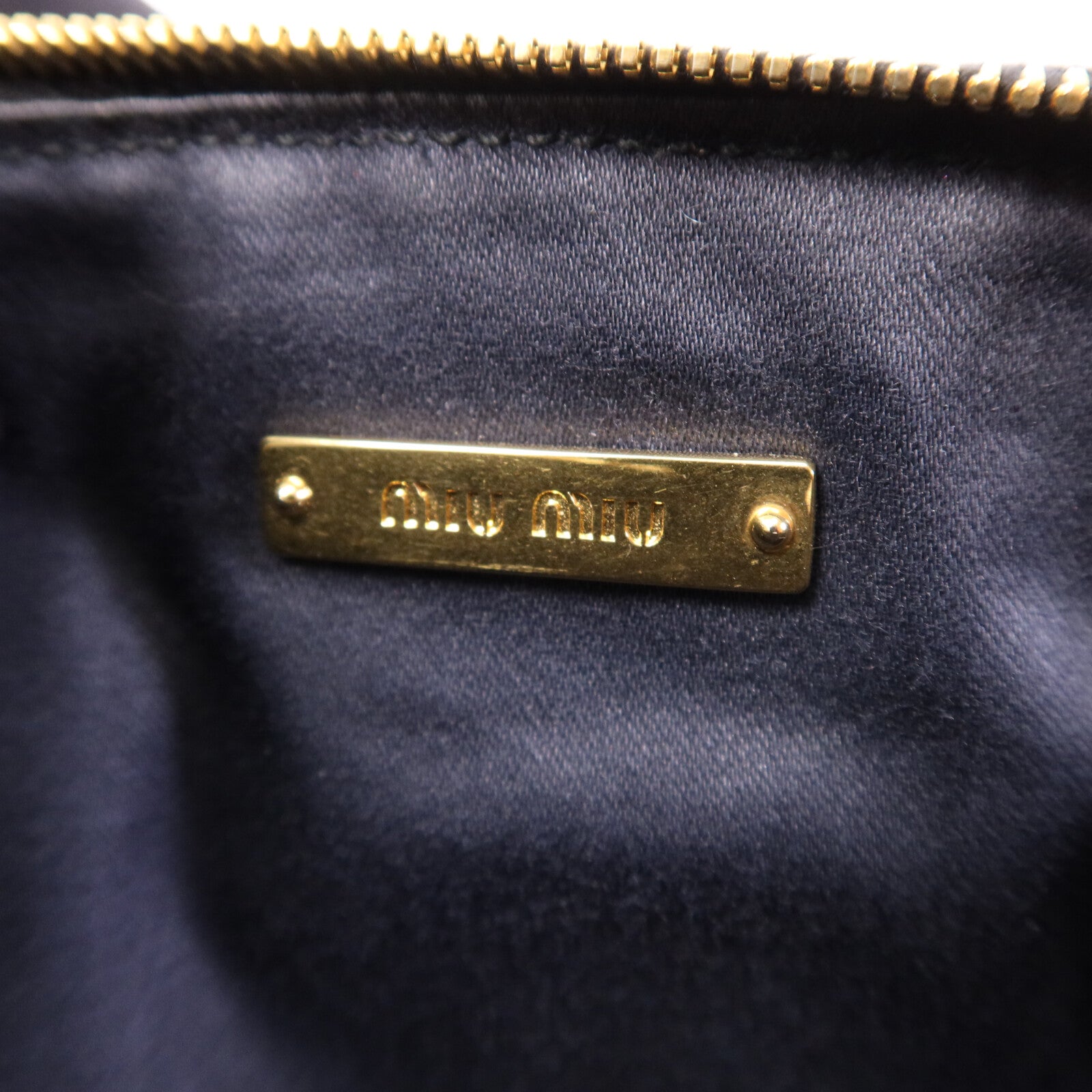 Miu Miu 羊皮皮革Wristlet金扣手拿包