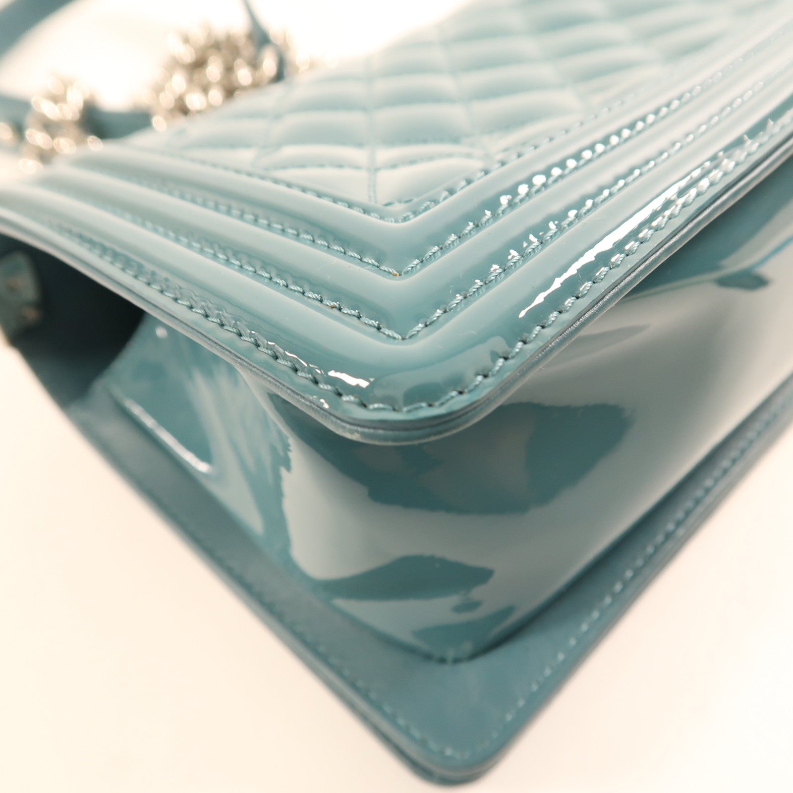 CHANEL 漆皮皮革Boy 25銀扣鏈帶肩背袋