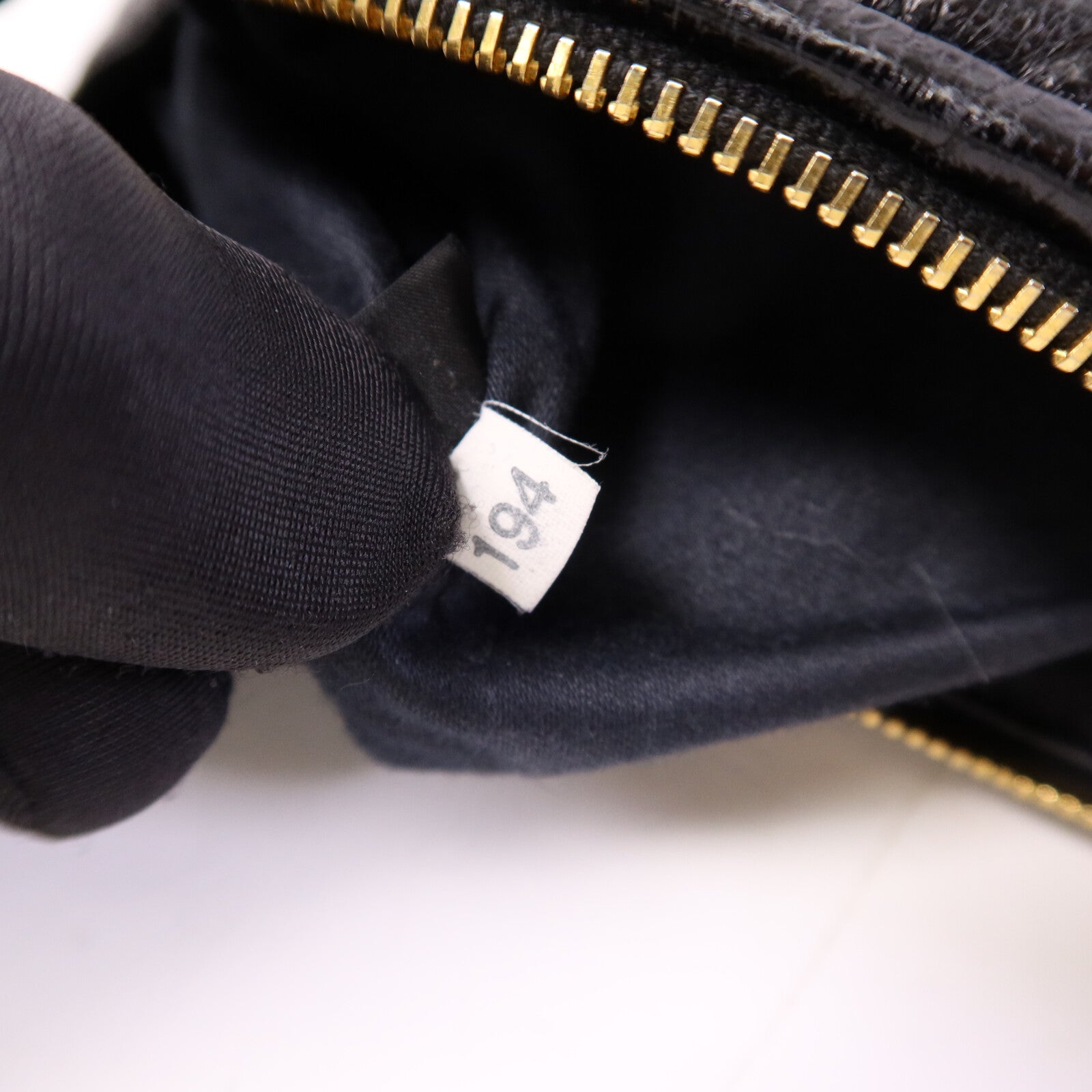 Miu Miu 羊皮皮革Wristlet金扣手拿包
