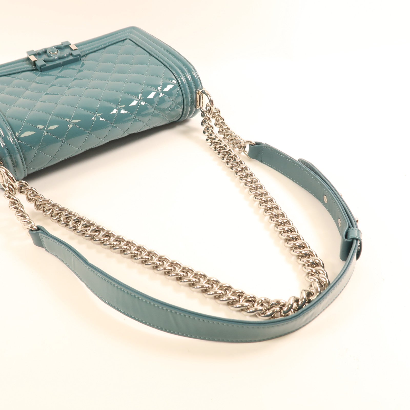 CHANEL 漆皮皮革Boy 25銀扣鏈帶肩背袋