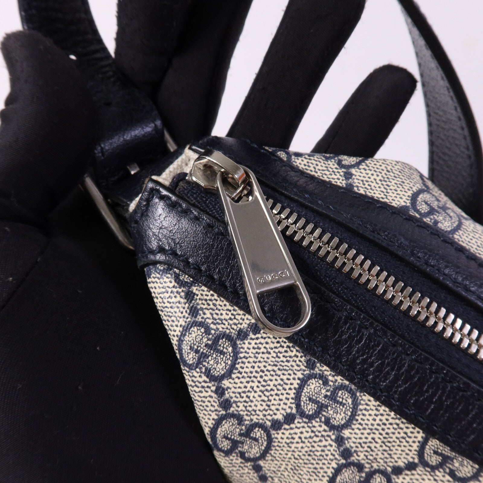 GUCCI 塗層帆布Ophidia GG銀扣肩背袋