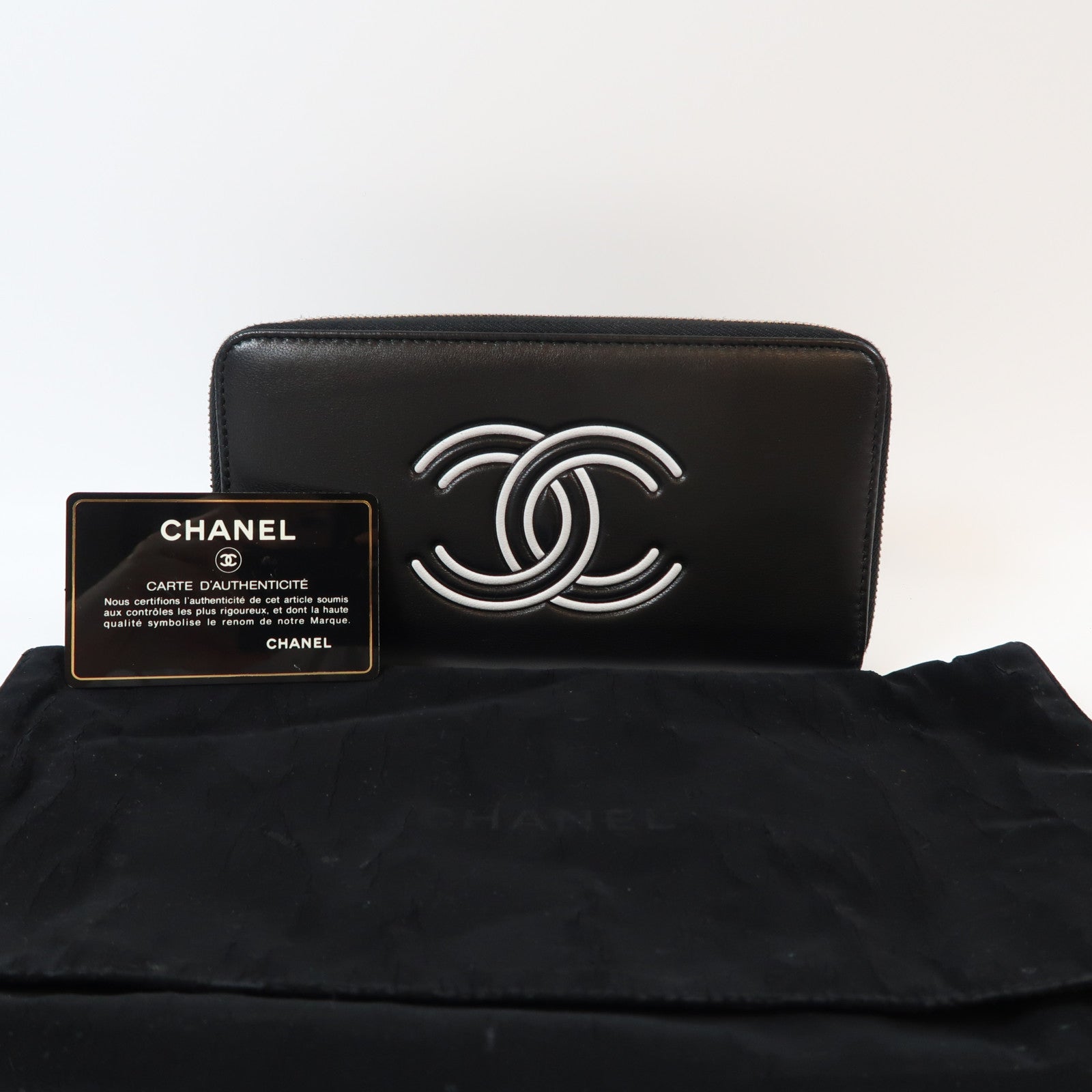 CHANEL 羊皮皮革Zipper Long Wallet銀扣長錢包黑色/白色