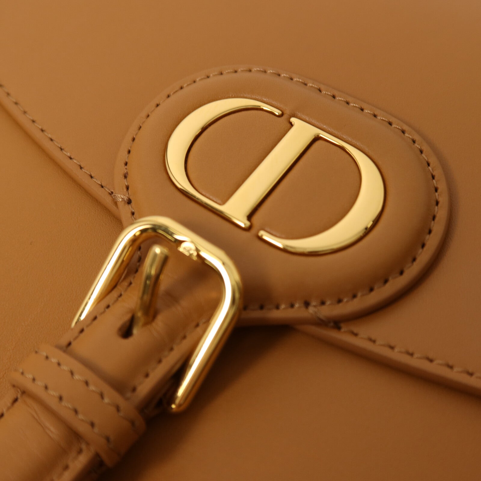 Dior 牛皮皮革Bobby Medium金扣肩背袋