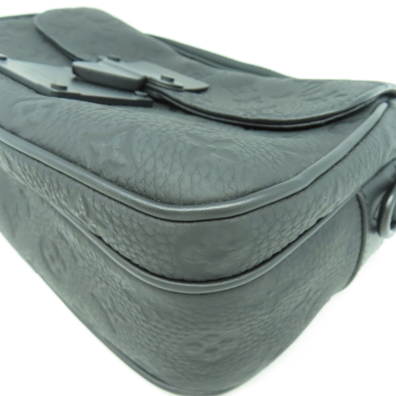 LOUIS VUITTON Monogram Taurillon S Lock Bag黑扣肩背袋黑色