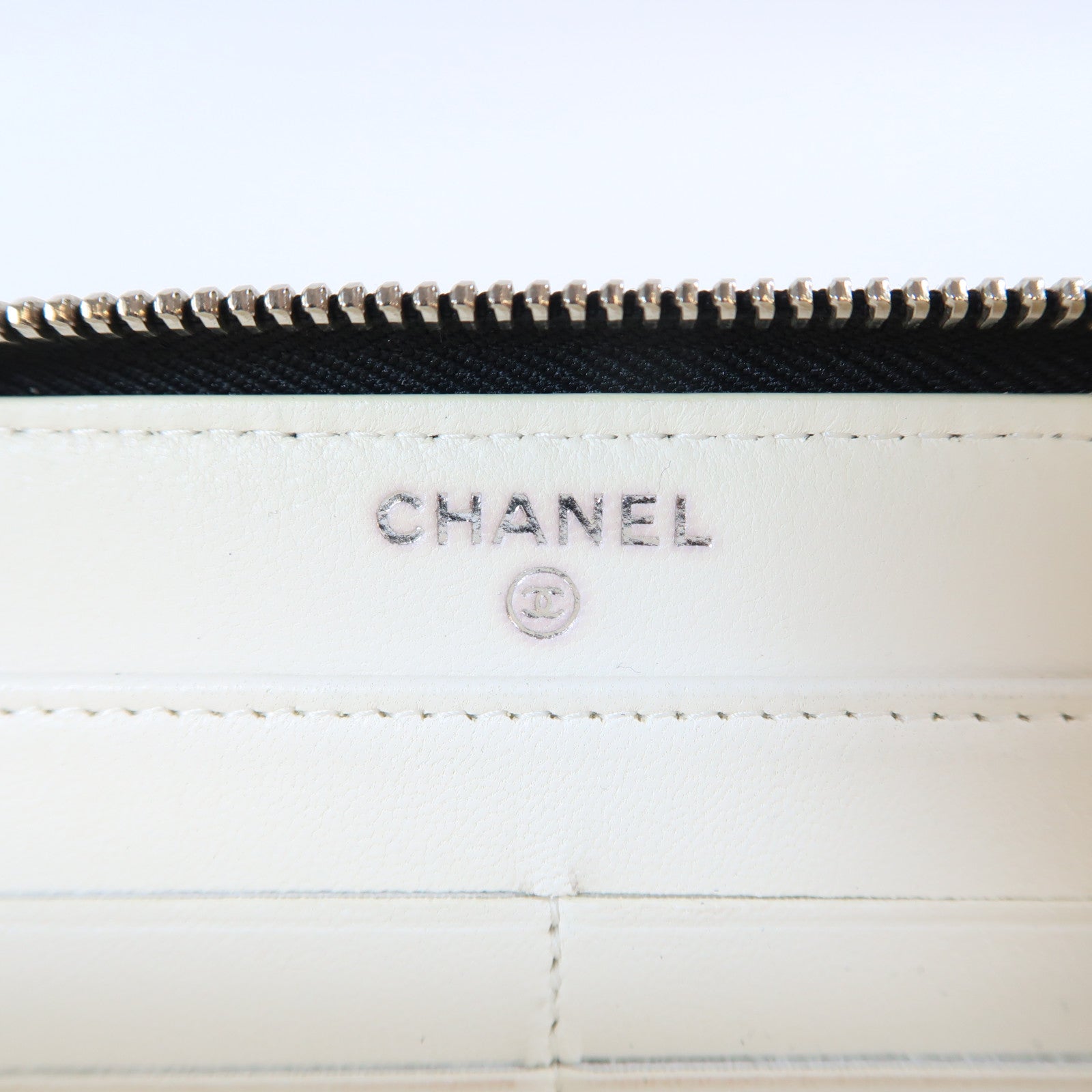CHANEL 羊皮皮革Zipper Long Wallet銀扣長錢包黑色/白色