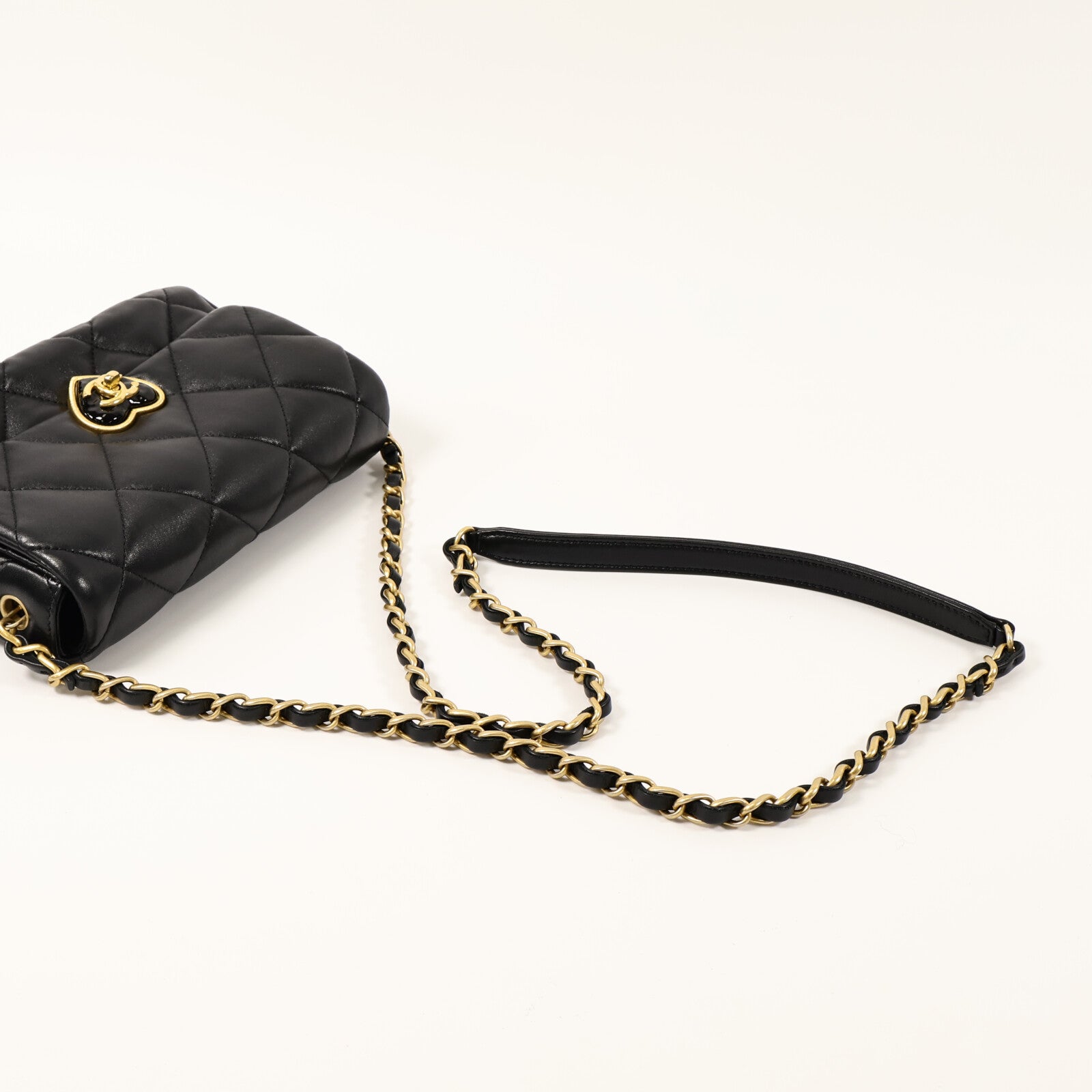 CHANEL 羊皮皮革CC Heart Flap Bag鏈帶肩背袋