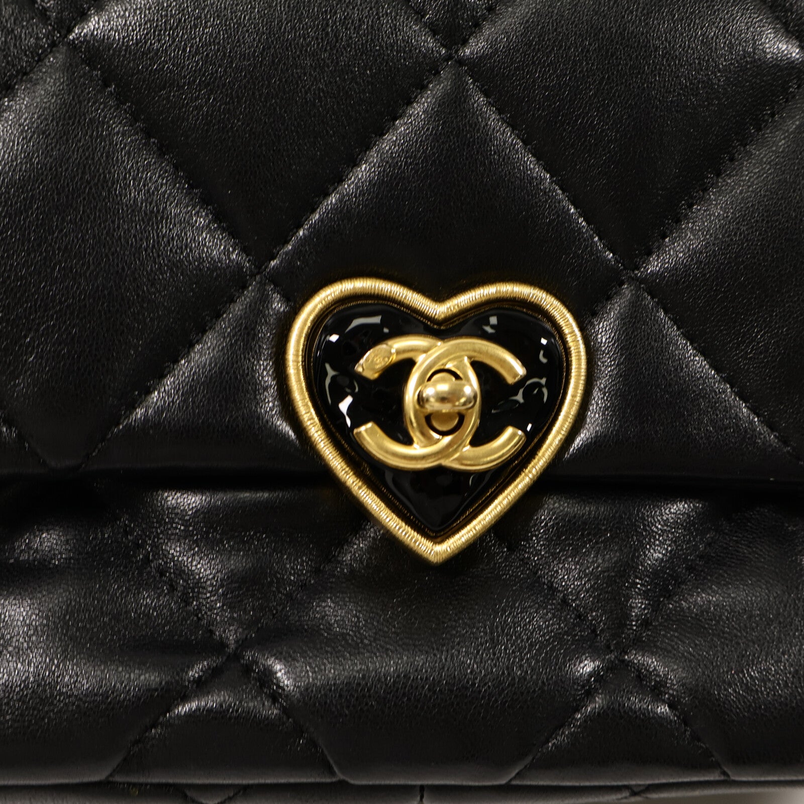 CHANEL 羊皮皮革CC Heart Flap Bag鏈帶肩背袋