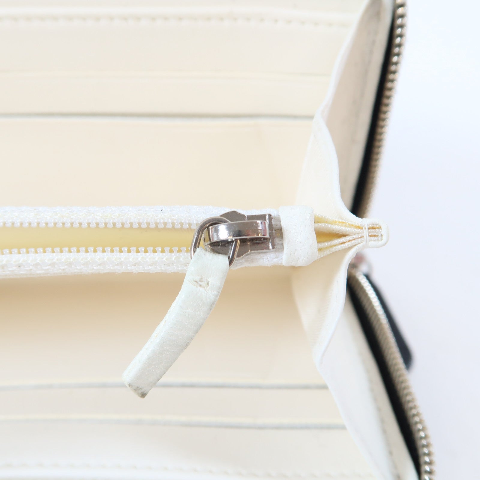CHANEL 羊皮皮革Zipper Long Wallet銀扣長錢包黑色/白色
