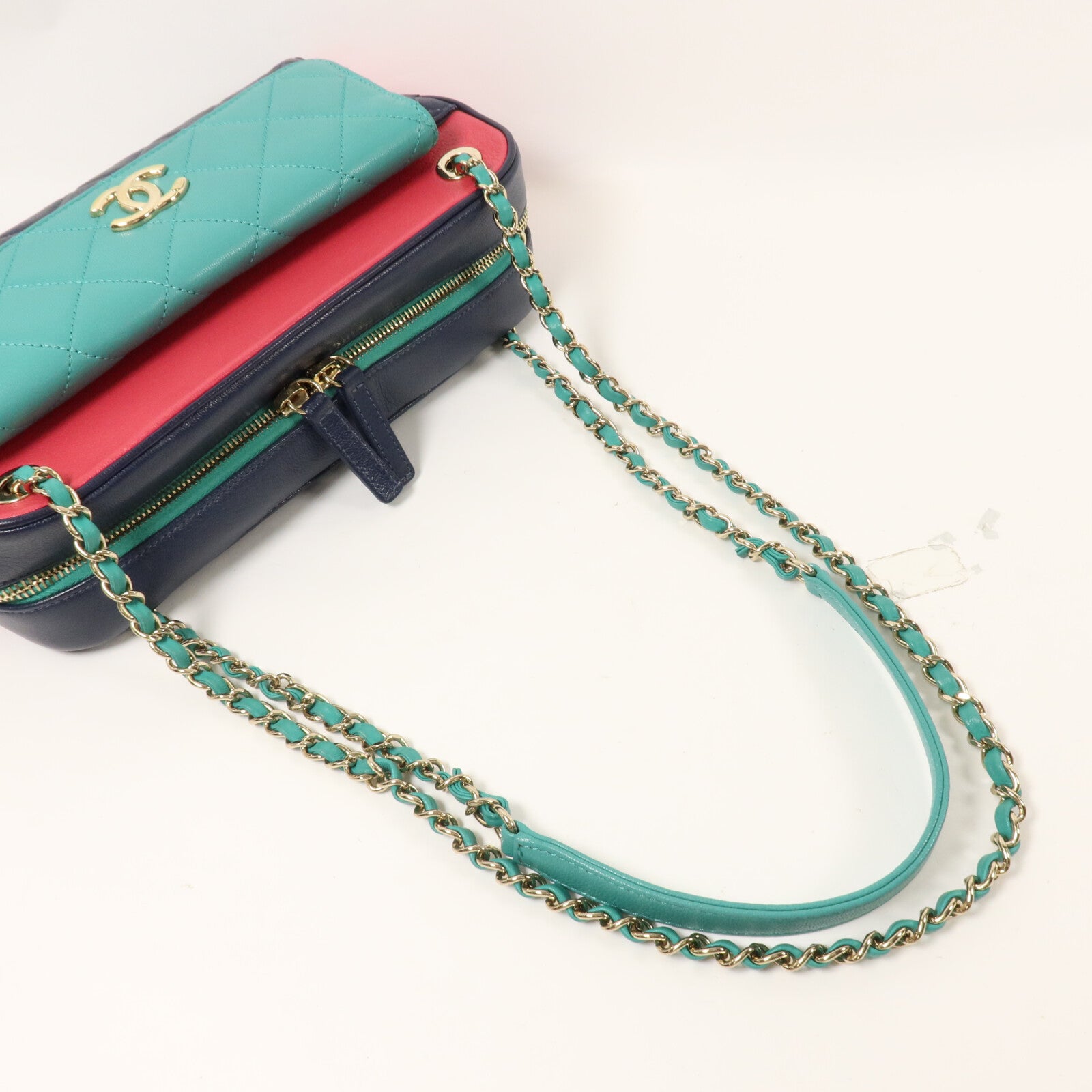 CHANEL 羊皮皮革In And Out Camera Case鏈帶肩背袋