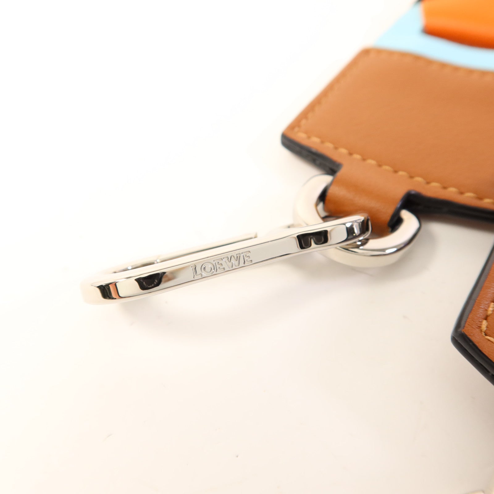 LOEWE 牛皮皮革Strap銀扣掛飾