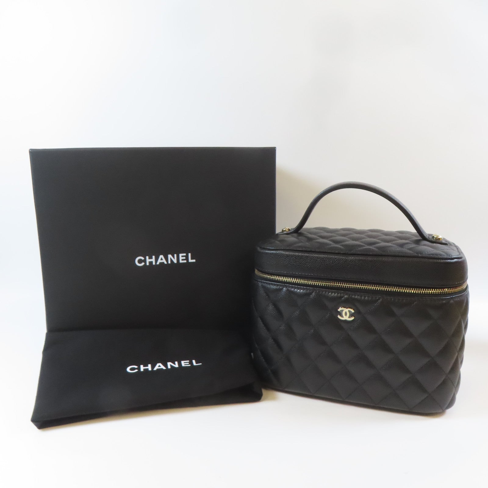 CHANEL 菱格Caviar皮革Vanity Pouch金扣手挽袋黑色