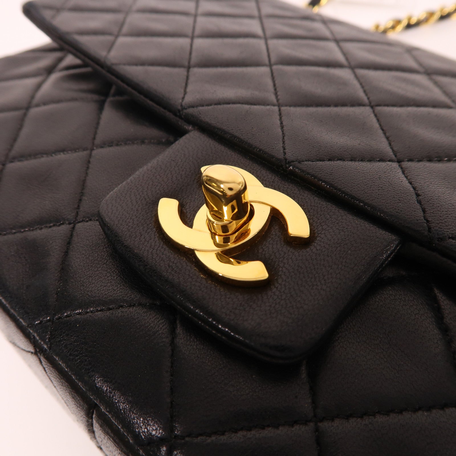 CHANEL 羊皮皮革Chain Shoulder金扣鏈帶肩背袋黑色