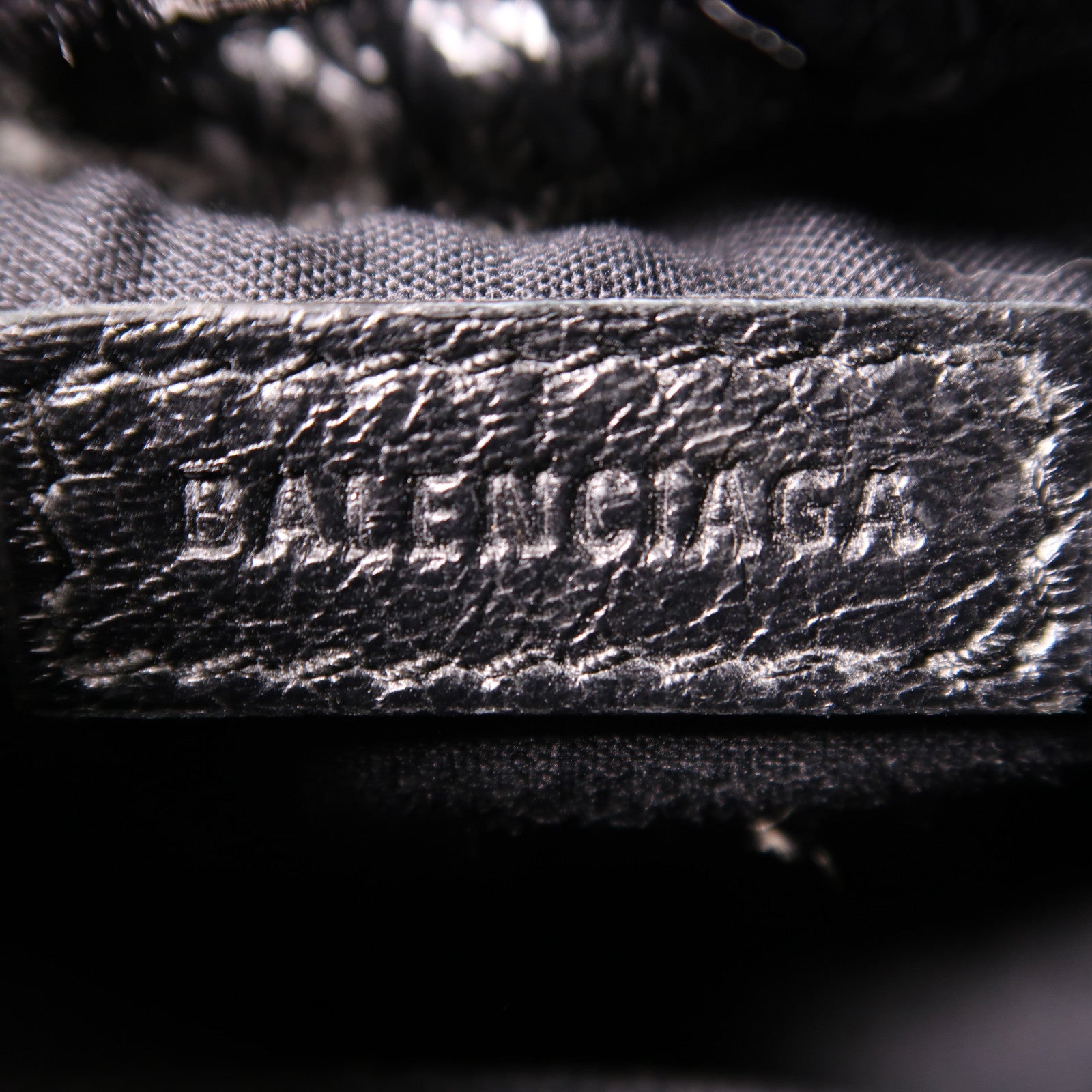 BALENCIAGA 皮革Shoulder Pouch Graffiti肩背袋黑色