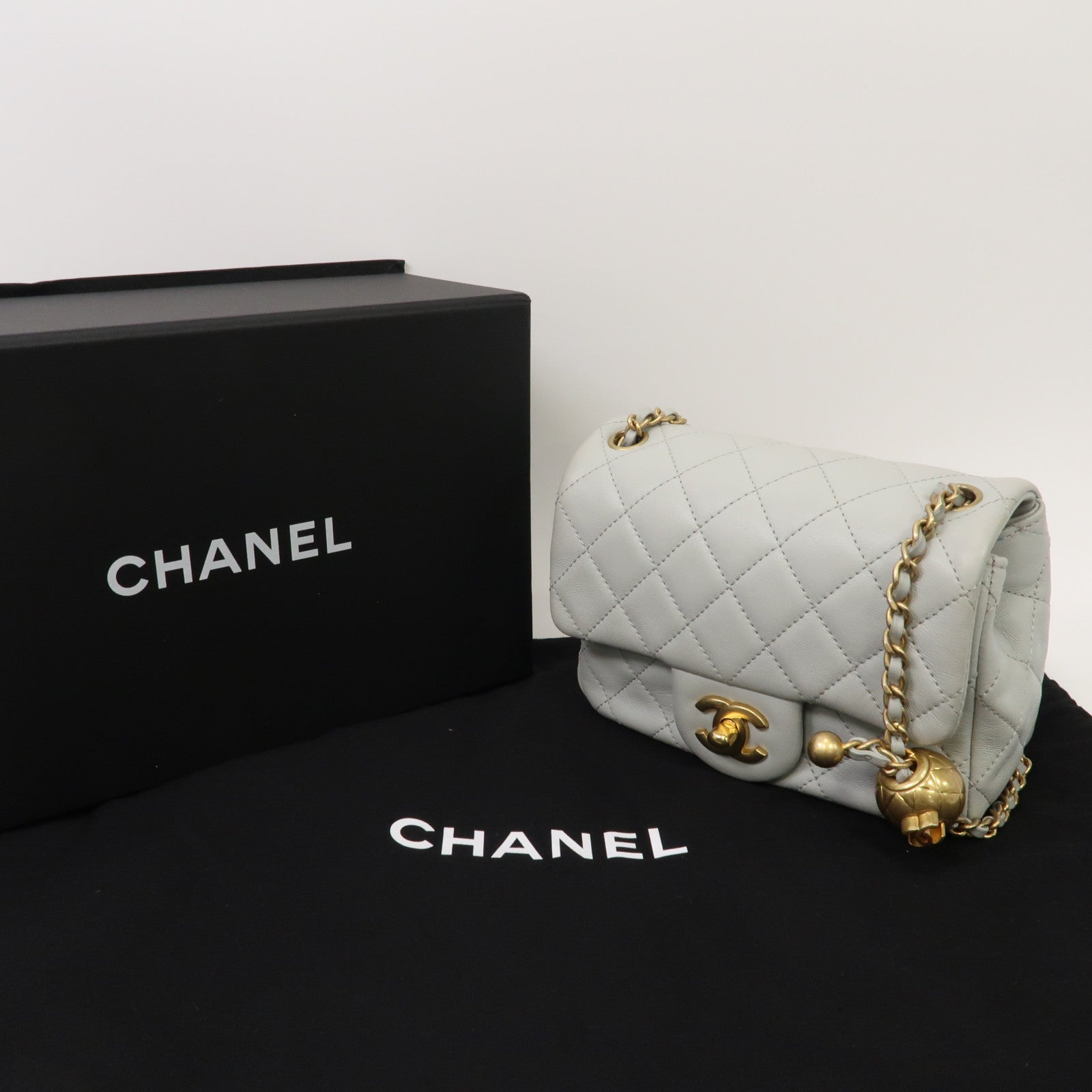 CHANEL 菱格羊皮皮革Gold Ball Mini Flap 17cm金扣鏈帶肩背袋淺灰色