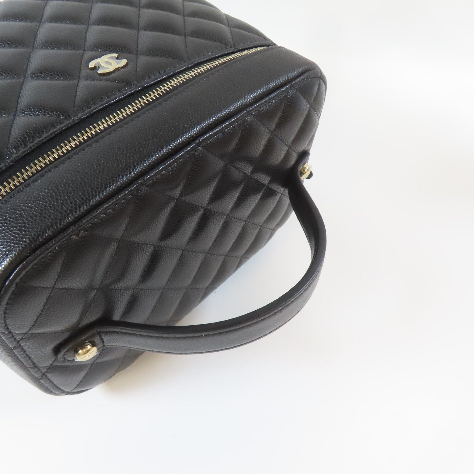 CHANEL 菱格Caviar皮革Vanity Pouch金扣手挽袋黑色