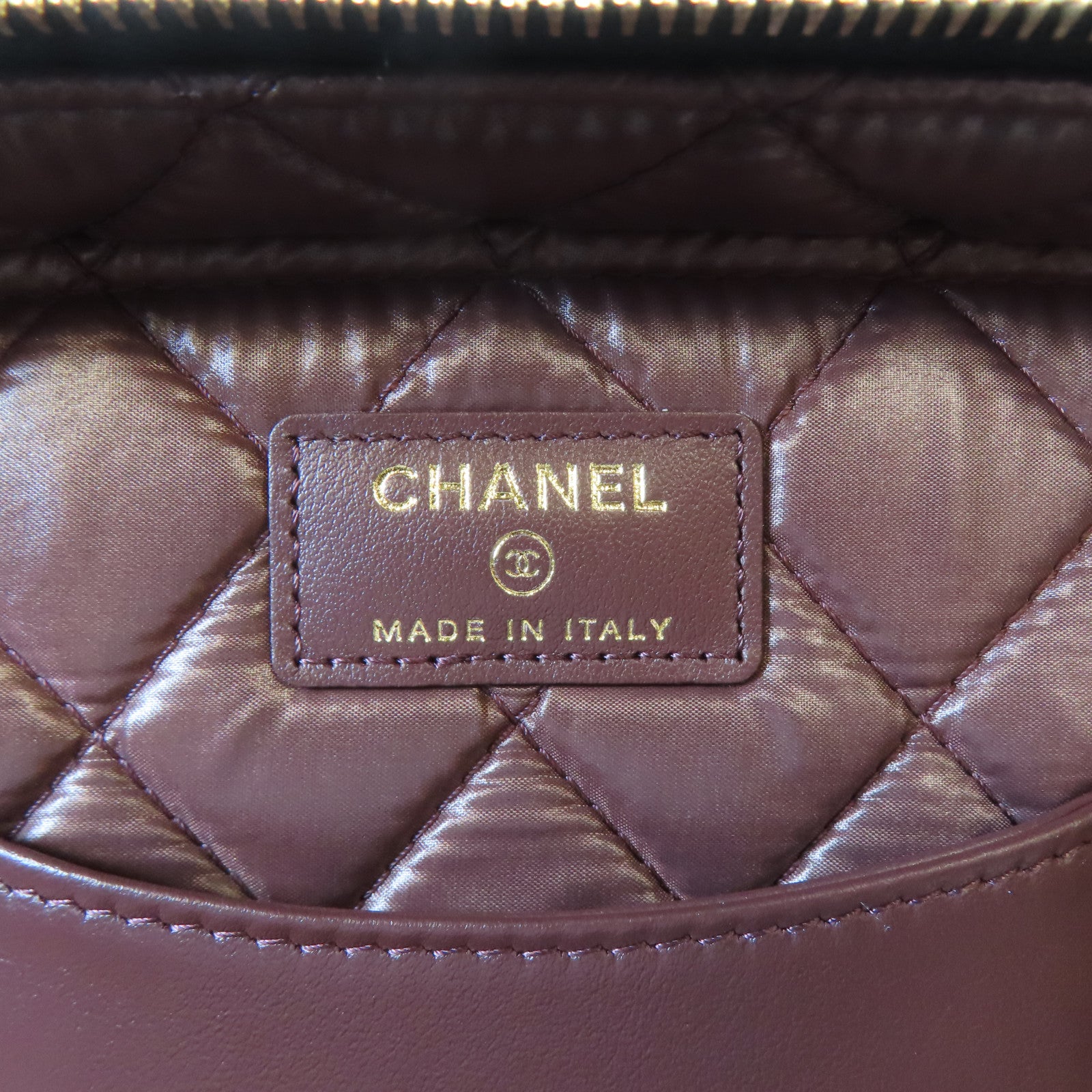 CHANEL 菱格Caviar皮革Vanity Pouch金扣手挽袋黑色