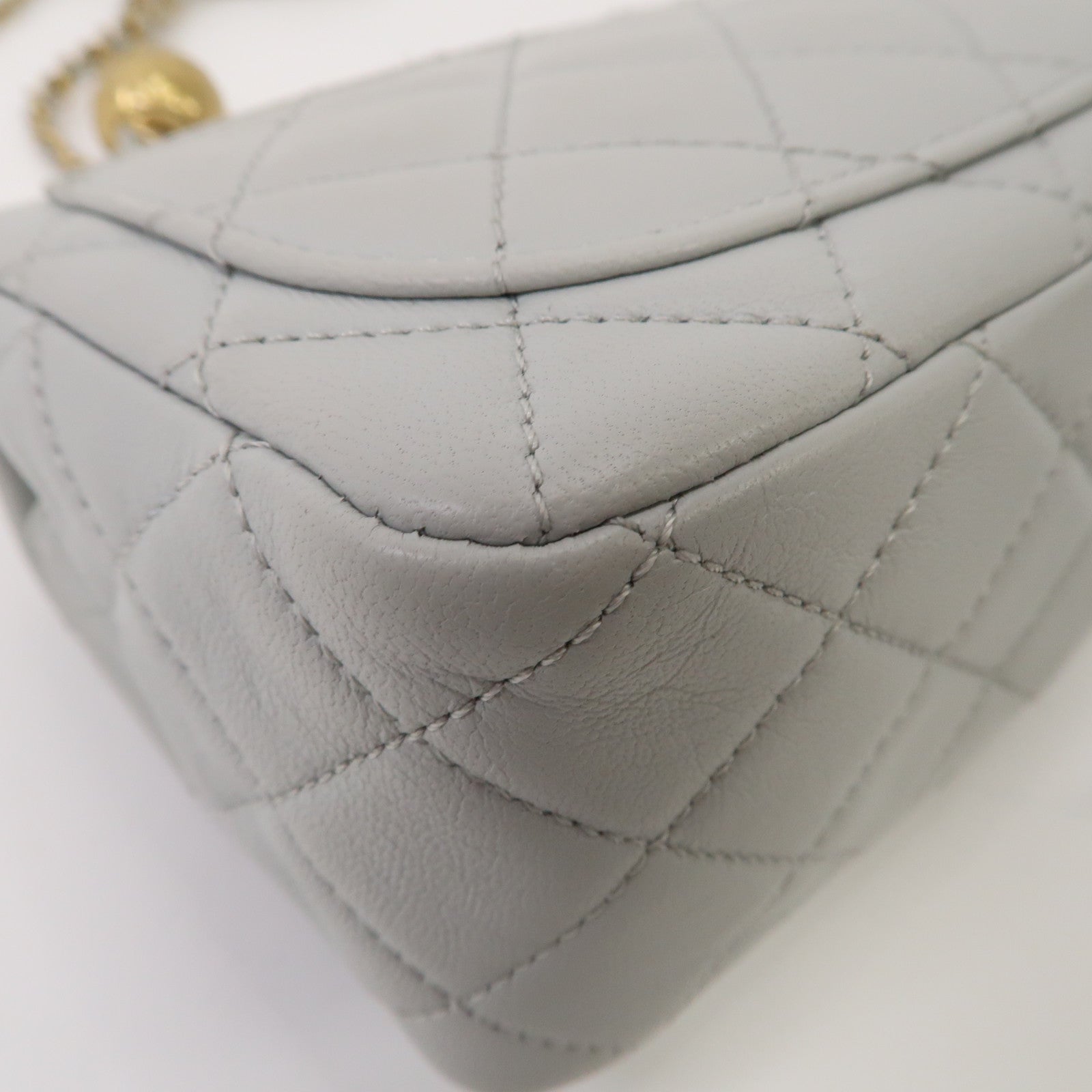 CHANEL 菱格羊皮皮革Gold Ball Mini Flap 17cm金扣鏈帶肩背袋淺灰色