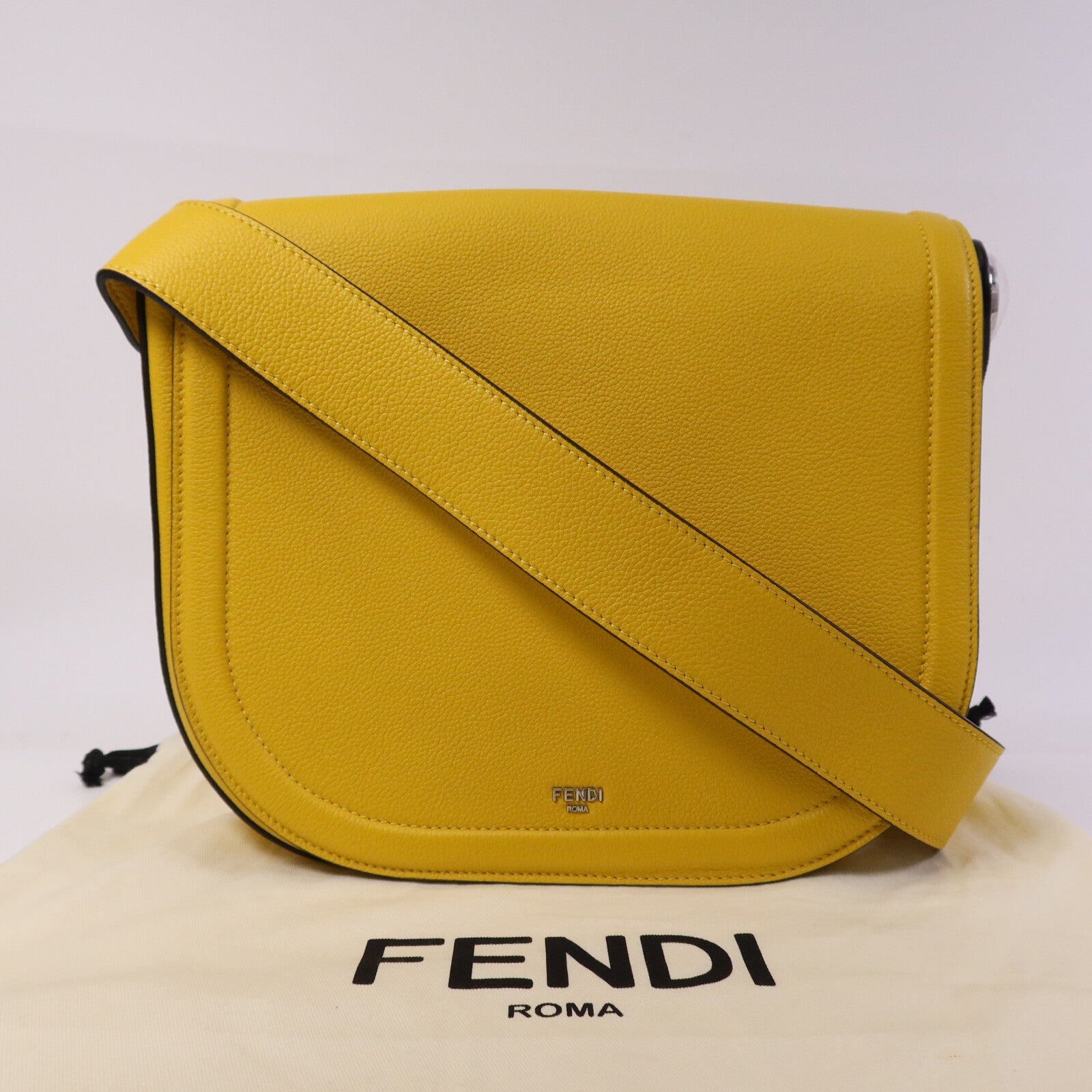 FENDI 牛皮皮革Roma Chiodo銀扣肩背袋