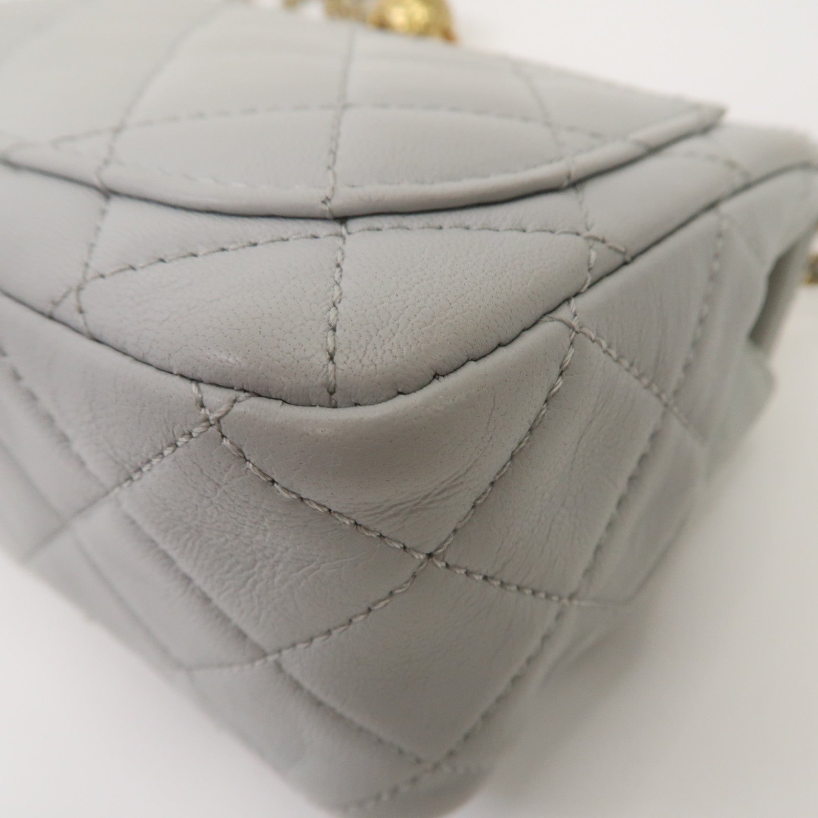 CHANEL 菱格羊皮皮革Gold Ball Mini Flap 17cm金扣鏈帶肩背袋淺灰色