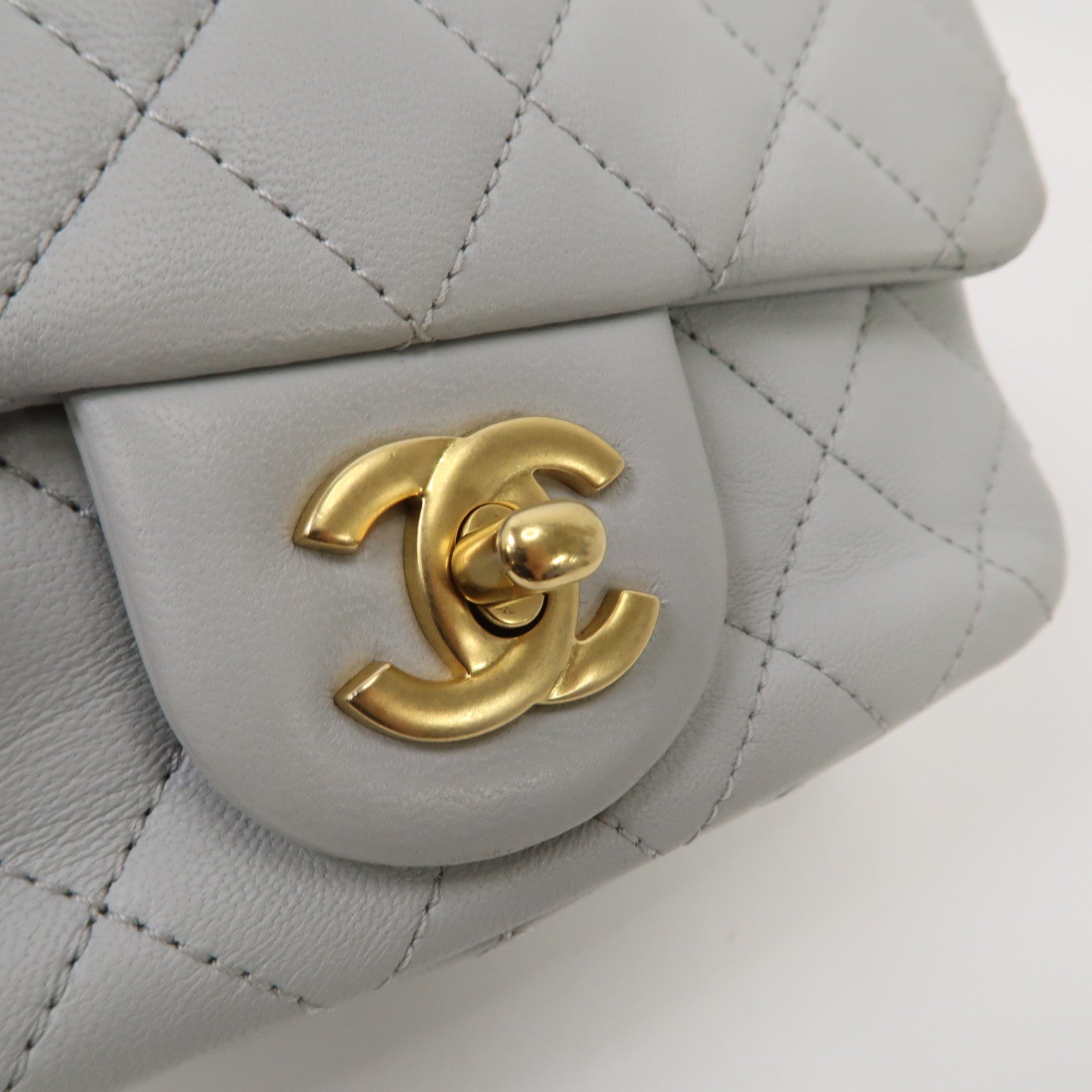 CHANEL 菱格羊皮皮革Gold Ball Mini Flap 17cm金扣鏈帶肩背袋淺灰色