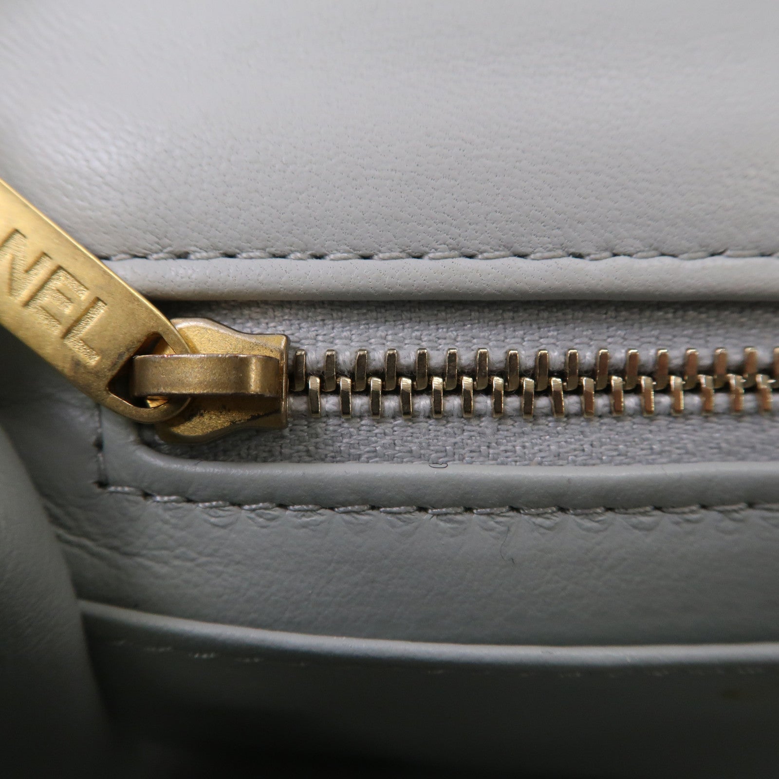 CHANEL 菱格羊皮皮革Gold Ball Mini Flap 17cm金扣鏈帶肩背袋淺灰色