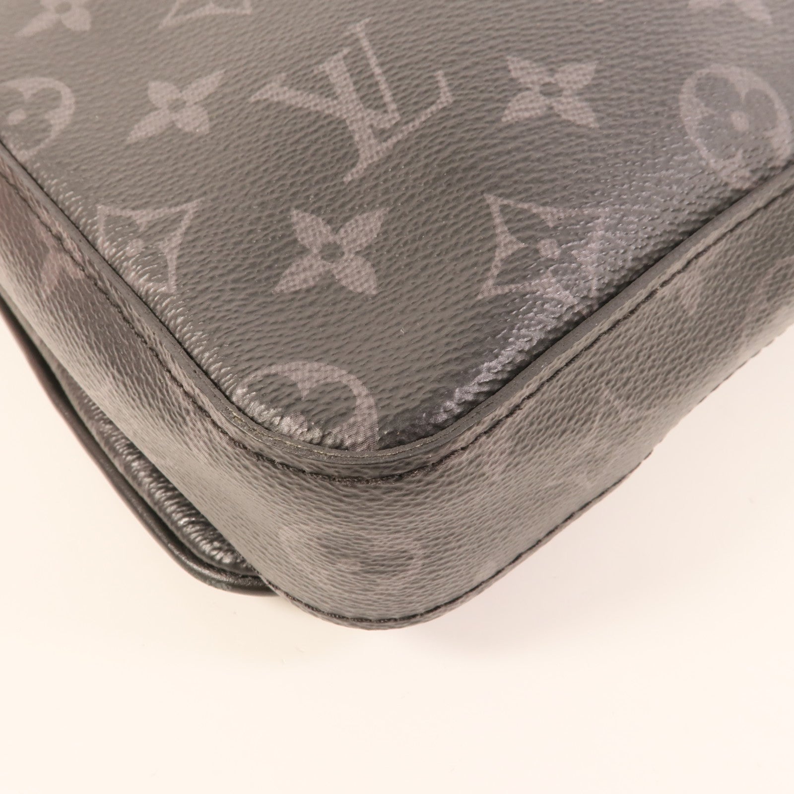 LOUIS VUITTON Monogram Eclipse Reverse Trio Messenger銀扣肩背袋灰色
