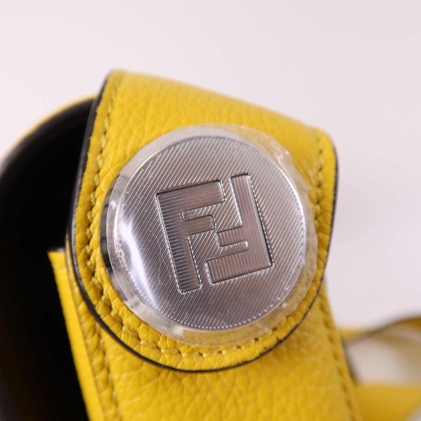 FENDI 牛皮皮革Roma Chiodo銀扣肩背袋