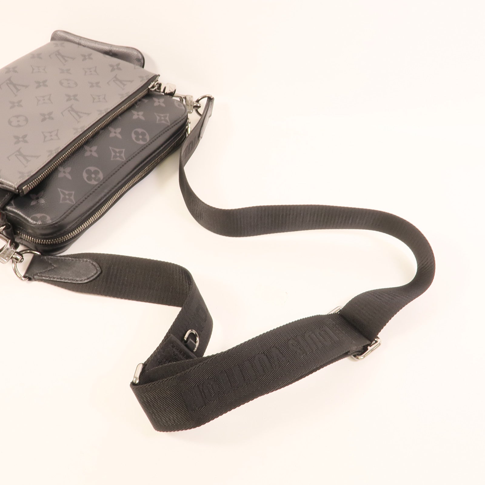 LOUIS VUITTON Monogram Eclipse Reverse Trio Messenger銀扣肩背袋灰色