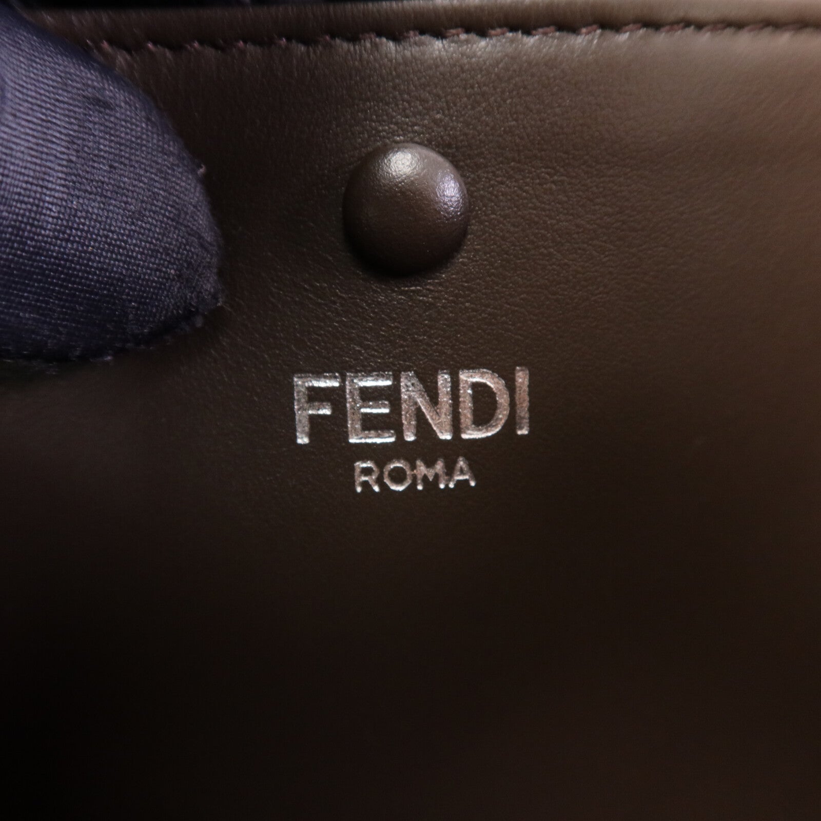 FENDI 牛皮皮革Roma Chiodo銀扣肩背袋