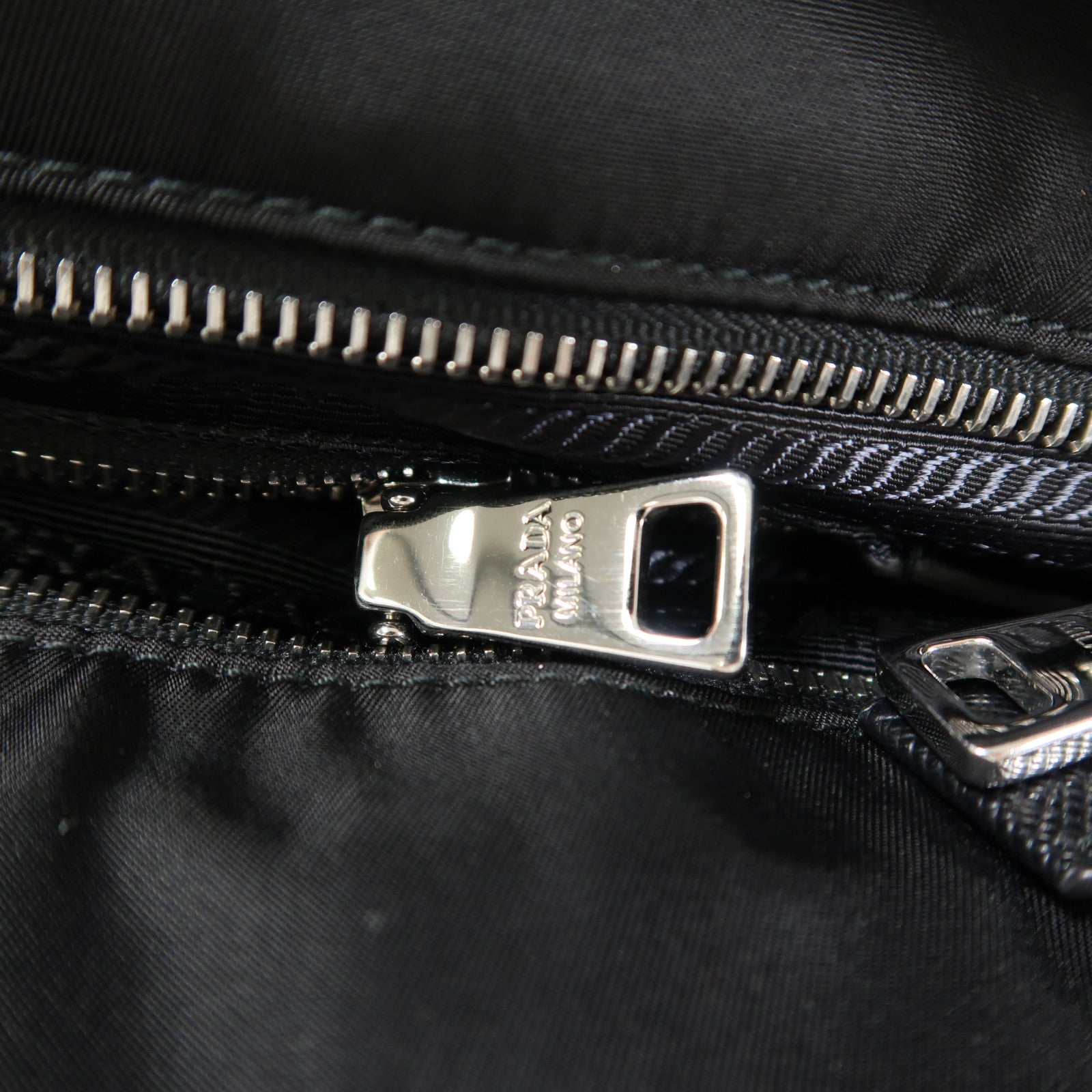 PRADA 尼龍Shoulder Bag銀扣鏈帶肩背袋