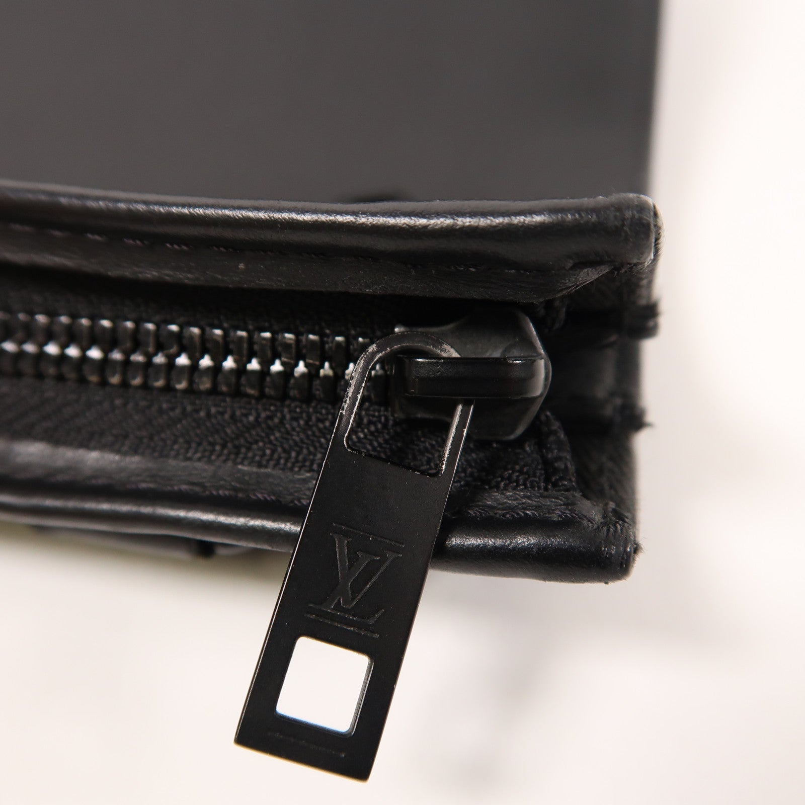 LOUIS VUITTON Aerogram Messenger Voyage斜挎包