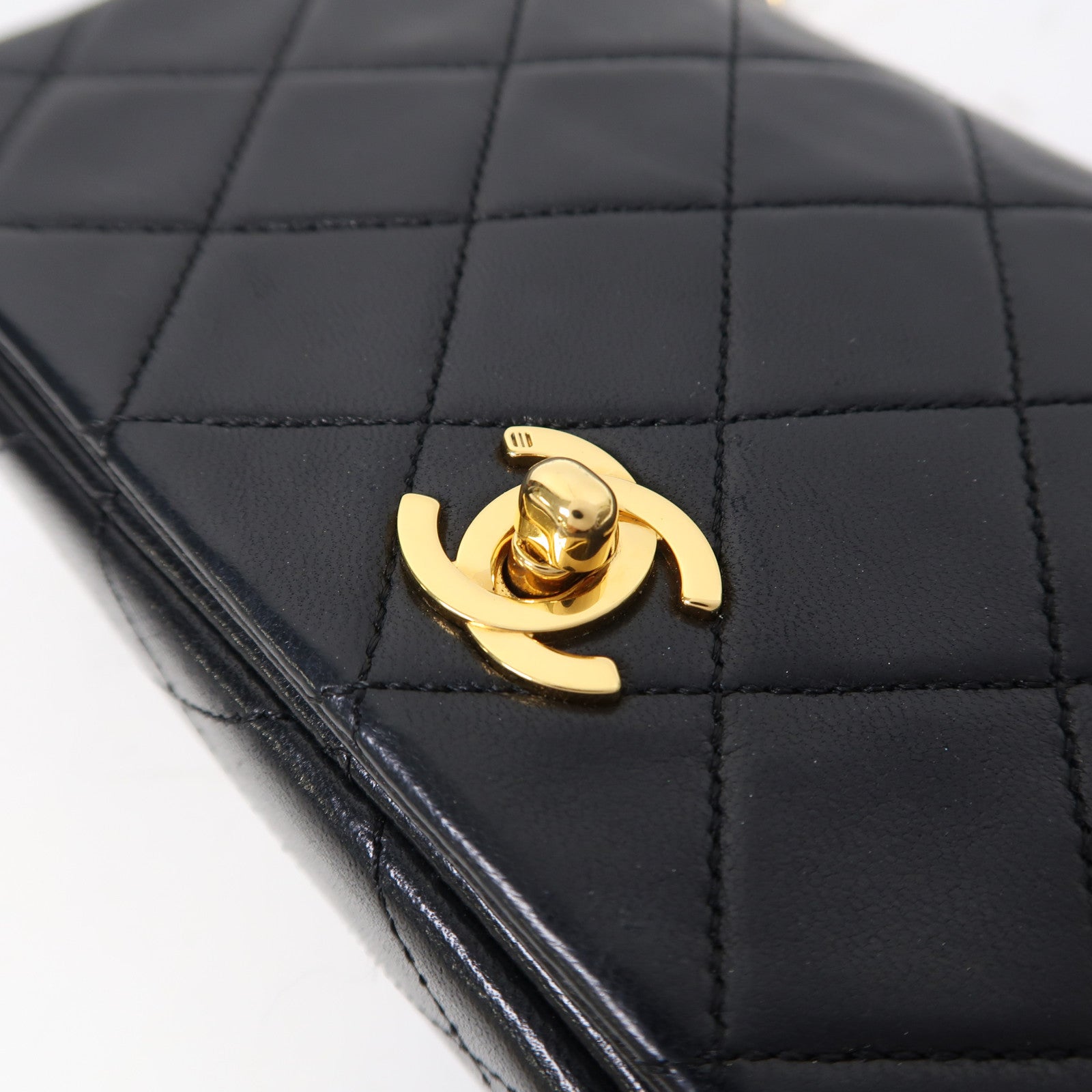 CHANEL 菱格羊皮皮革Chain Shoulder金扣鏈帶肩背袋黑色