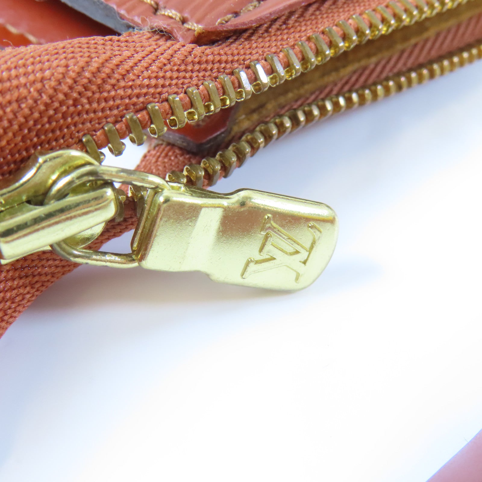 LOUIS VUITTON 【激減優惠】Epi Pochette Accessories金扣手挽袋啡色