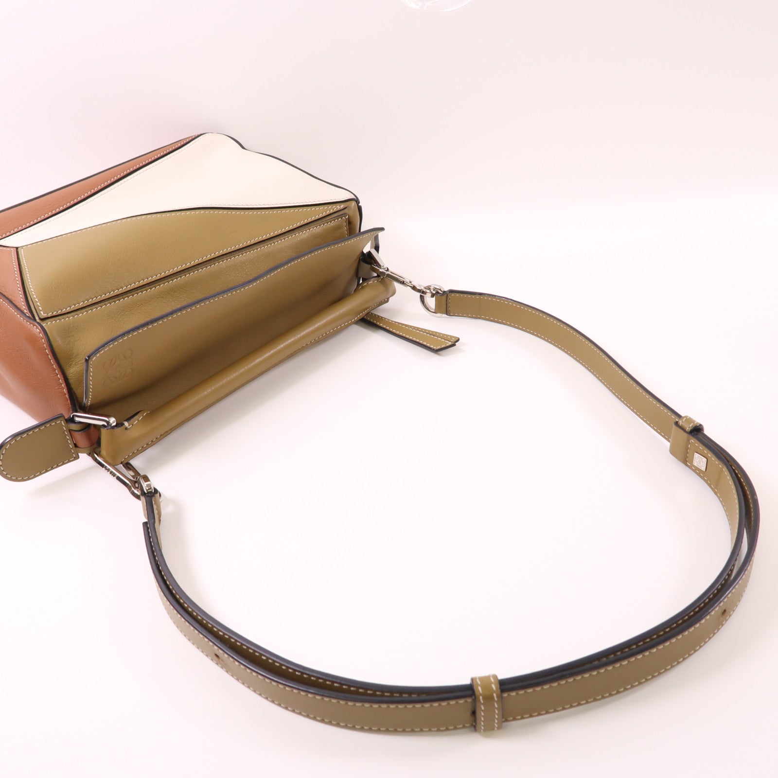 LOEWE 皮革Small Puzzle銀扣手挽肩背兩用袋米色/啡色