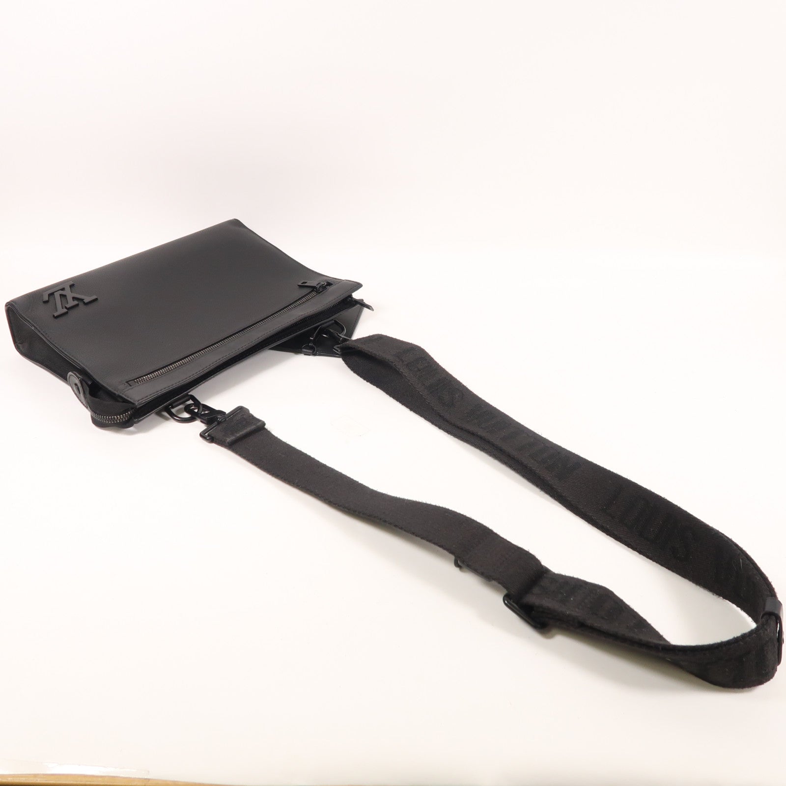 LOUIS VUITTON Aerogram Messenger Voyage斜挎包