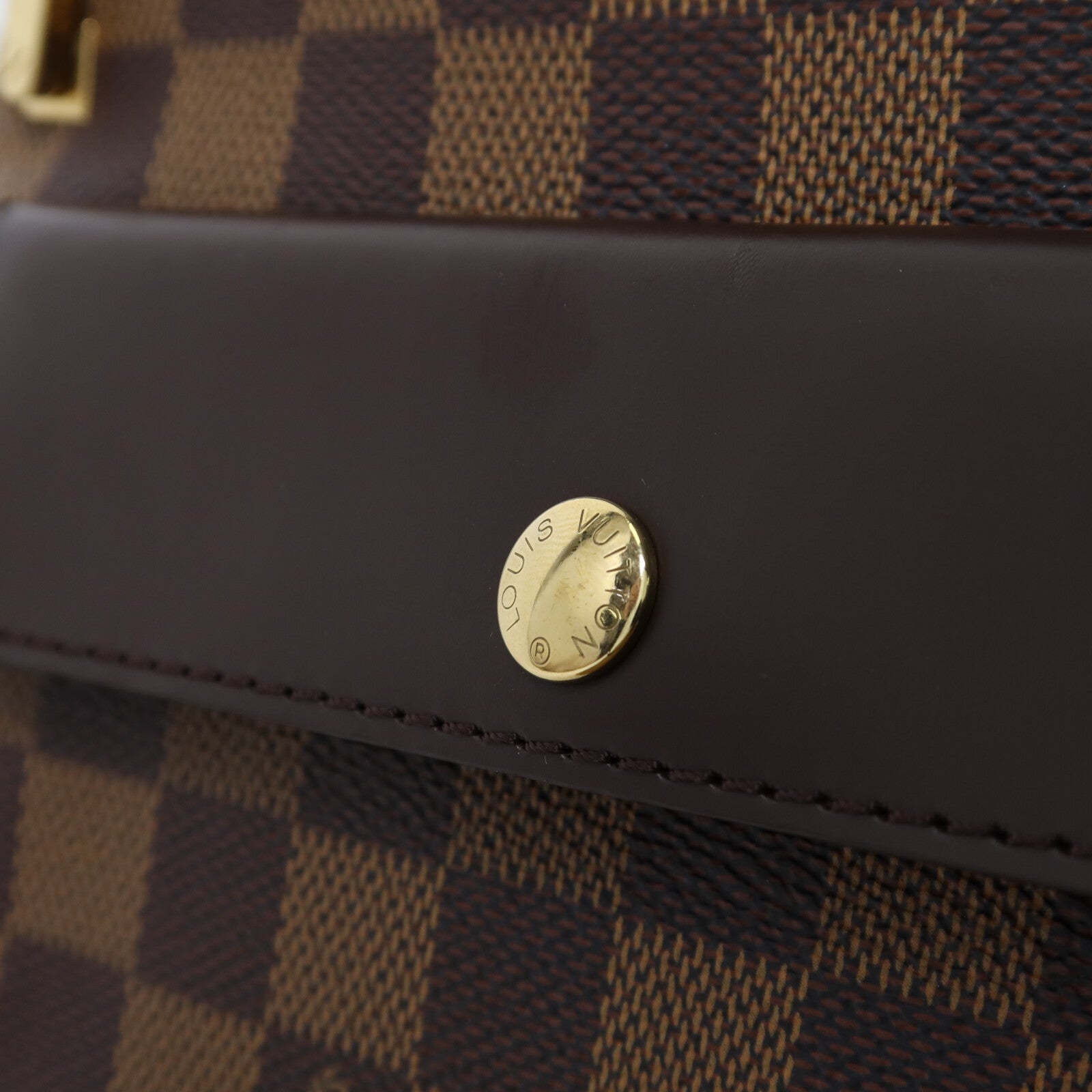 LOUIS VUITTON Damier Aubagne金扣肩背袋