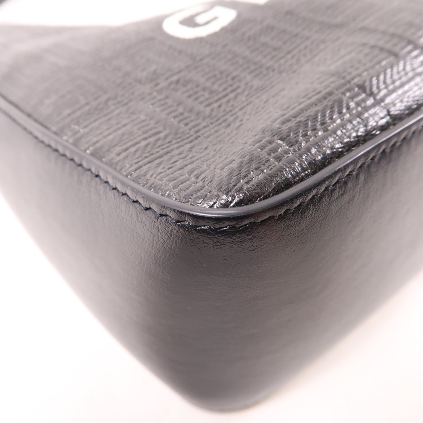 GIVENCHY 牛皮皮革Small Moon Cut Out Bag金扣肩背袋黑色