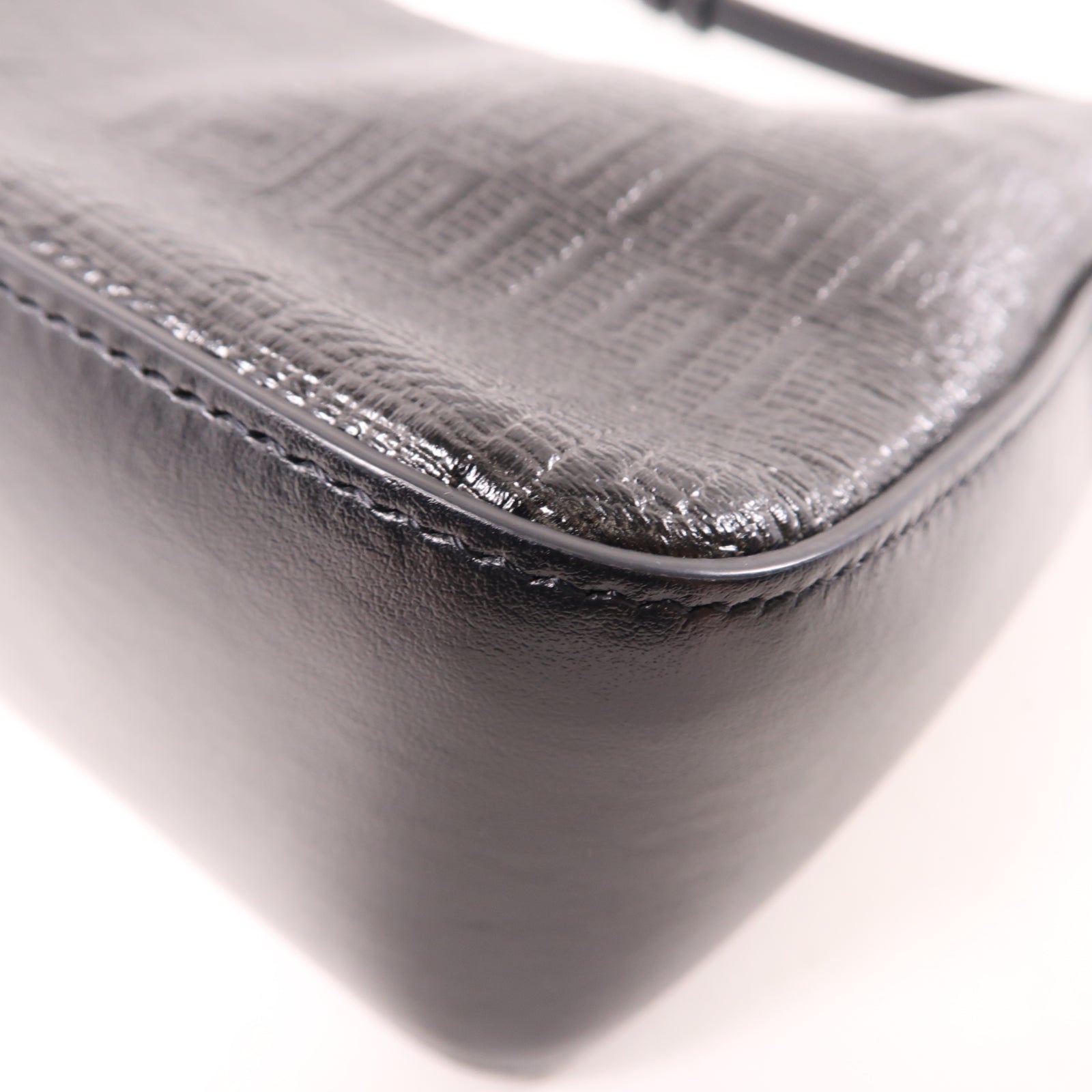 GIVENCHY 牛皮皮革Small Moon Cut Out Bag金扣肩背袋黑色